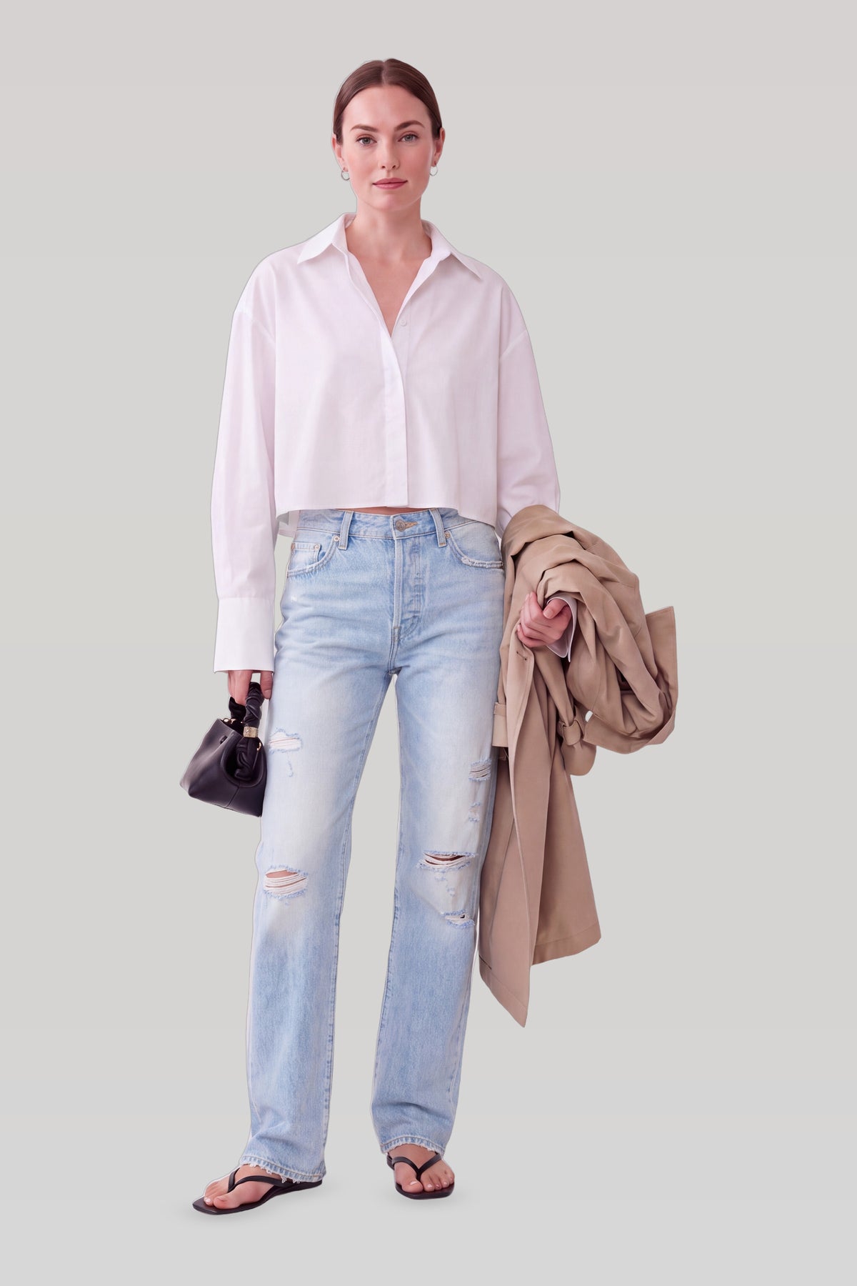 Lyseblå ripped jeans dame med straight ben, stylet med hvid skjorte og trenchcoat