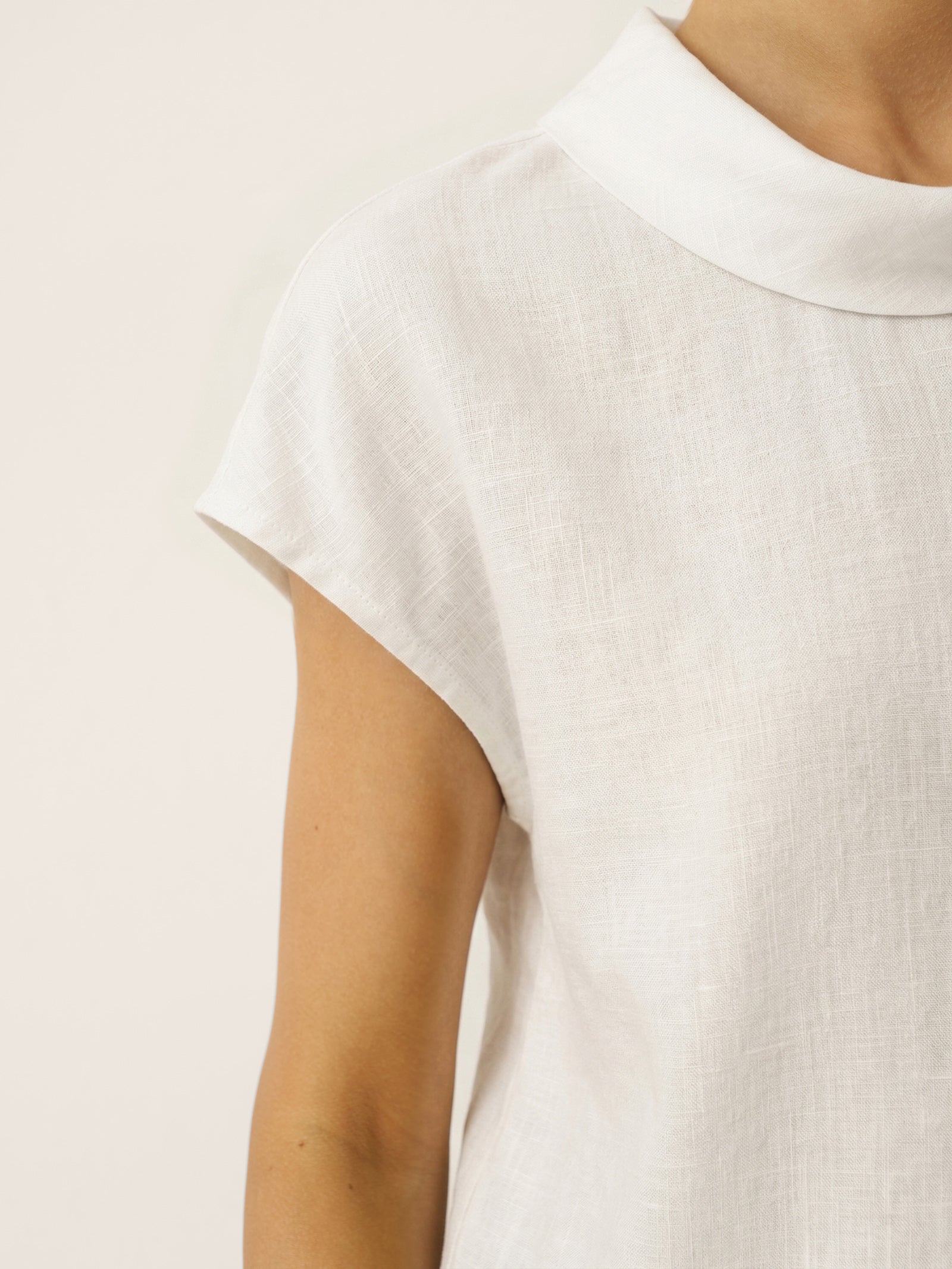Yvonne Hørtop Dame – Cap Sleeve med Blød Kravefold i 100% Hør