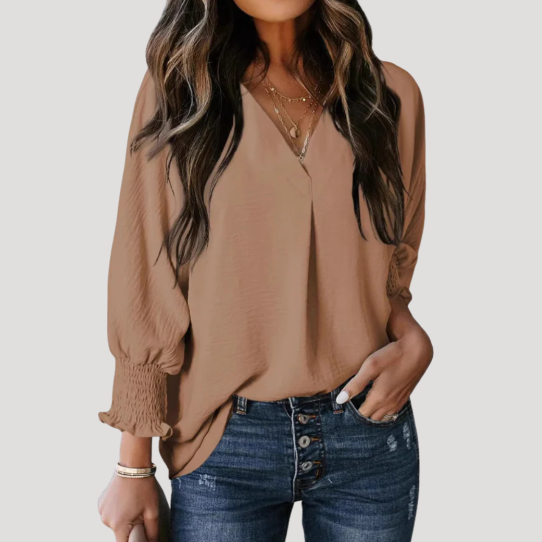 Astrid | Hvid Bluse Dame med V-Hals & Smocket Manchetter | Løs Pasform til Komfortable Forårs- og Sommerdage 3