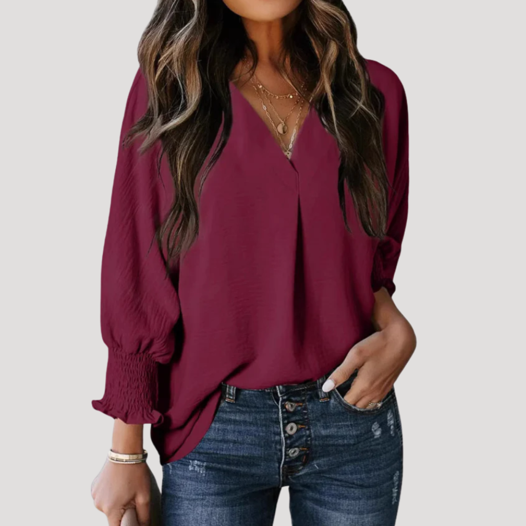 Astrid | Hvid Bluse Dame med V-Hals & Smocket Manchetter | Løs Pasform til Komfortable Forårs- og Sommerdage 4