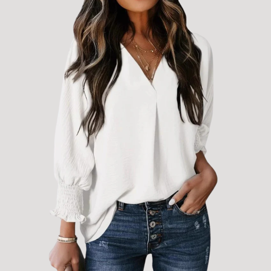 Astrid | Hvid Bluse Dame med V-Hals & Smocket Manchetter | Løs Pasform til Komfortable Forårs- og Sommerdage 5