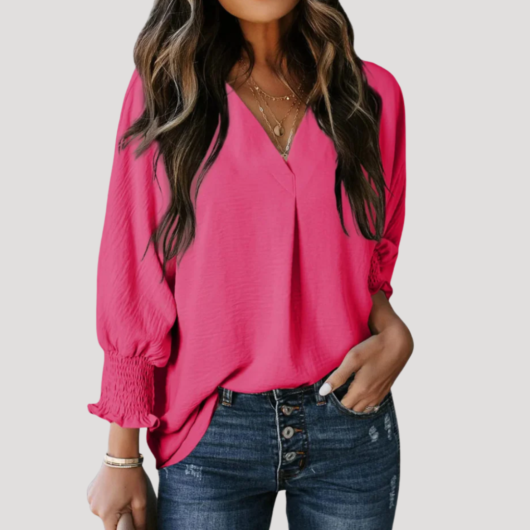 Astrid | Hvid Bluse Dame med V-Hals & Smocket Manchetter | Løs Pasform til Komfortable Forårs- og Sommerdage 7