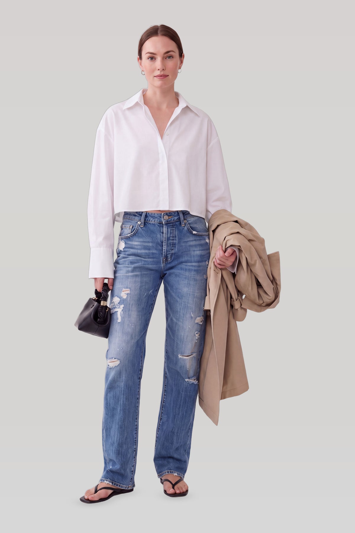 Blå ripped jeans dame med straight ben, stylet med hvid skjorte og trenchcoat