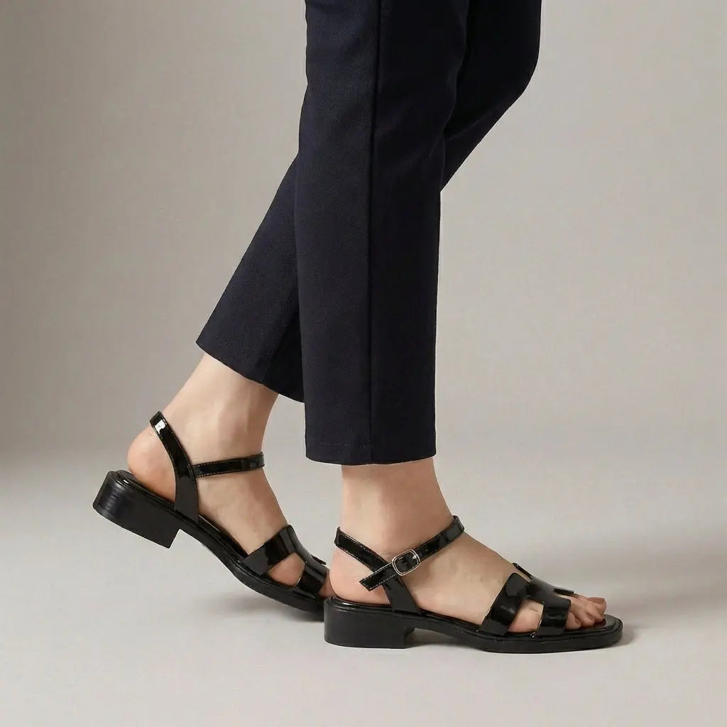Flade Sandaler Dame med Justerbar Ankelrem og H-rem Design | Komfortable Sommer Sandaler til Stil og Stabilitet 1