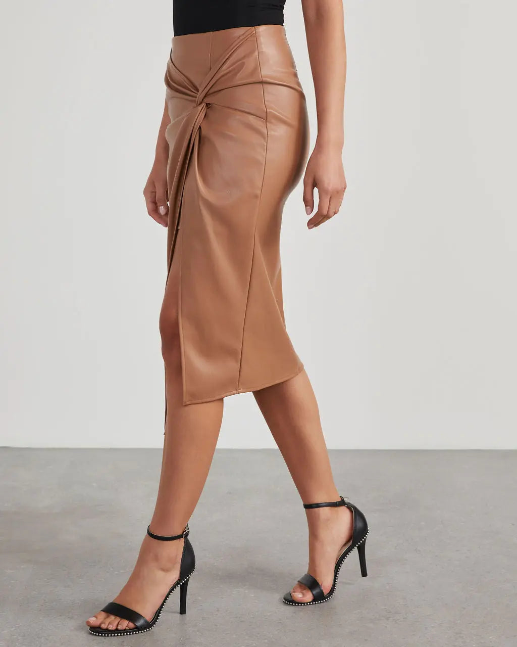 Elegant Midi Nederdel i Læderlook med Knudedetalje | Højtaljet Design for Komfort og Stil 4