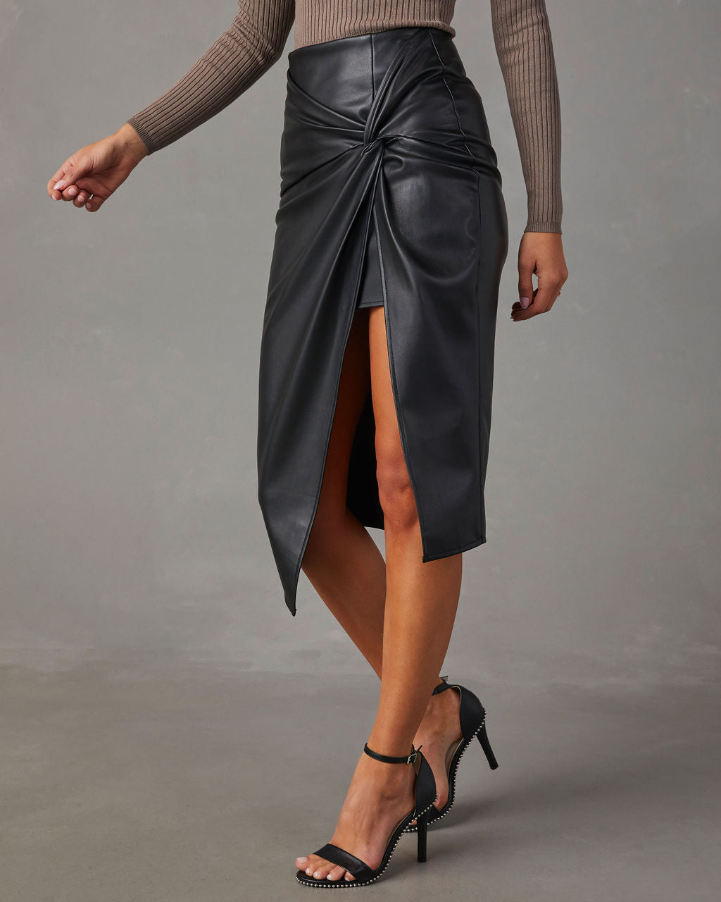 Elegant Midi Nederdel i Læderlook med Knudedetalje | Højtaljet Design for Komfort og Stil 2