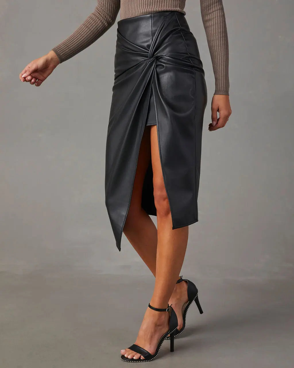 Elegant Midi Nederdel i Læderlook med Knudedetalje | Højtaljet Design for Komfort og Stil 2