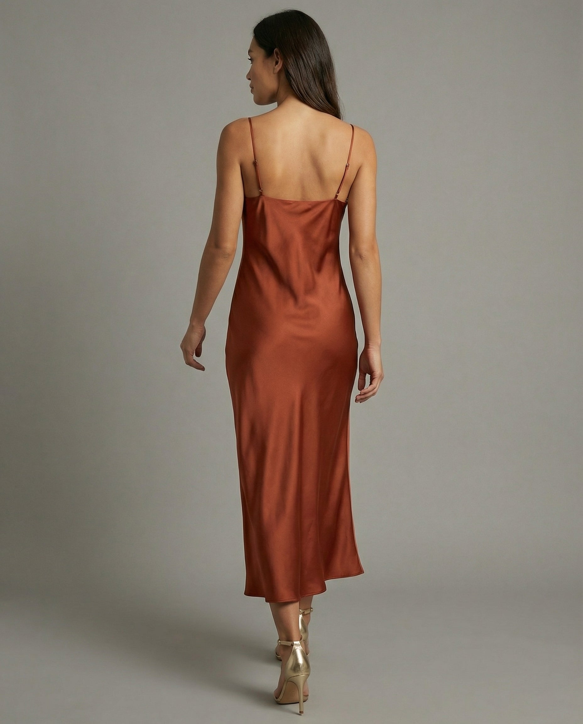 Heidi | Sommerkjole i 100% Silke Satin med Justerbare Spaghetti Stropper | Elegant Slip-Kjole til Sommerfester 4