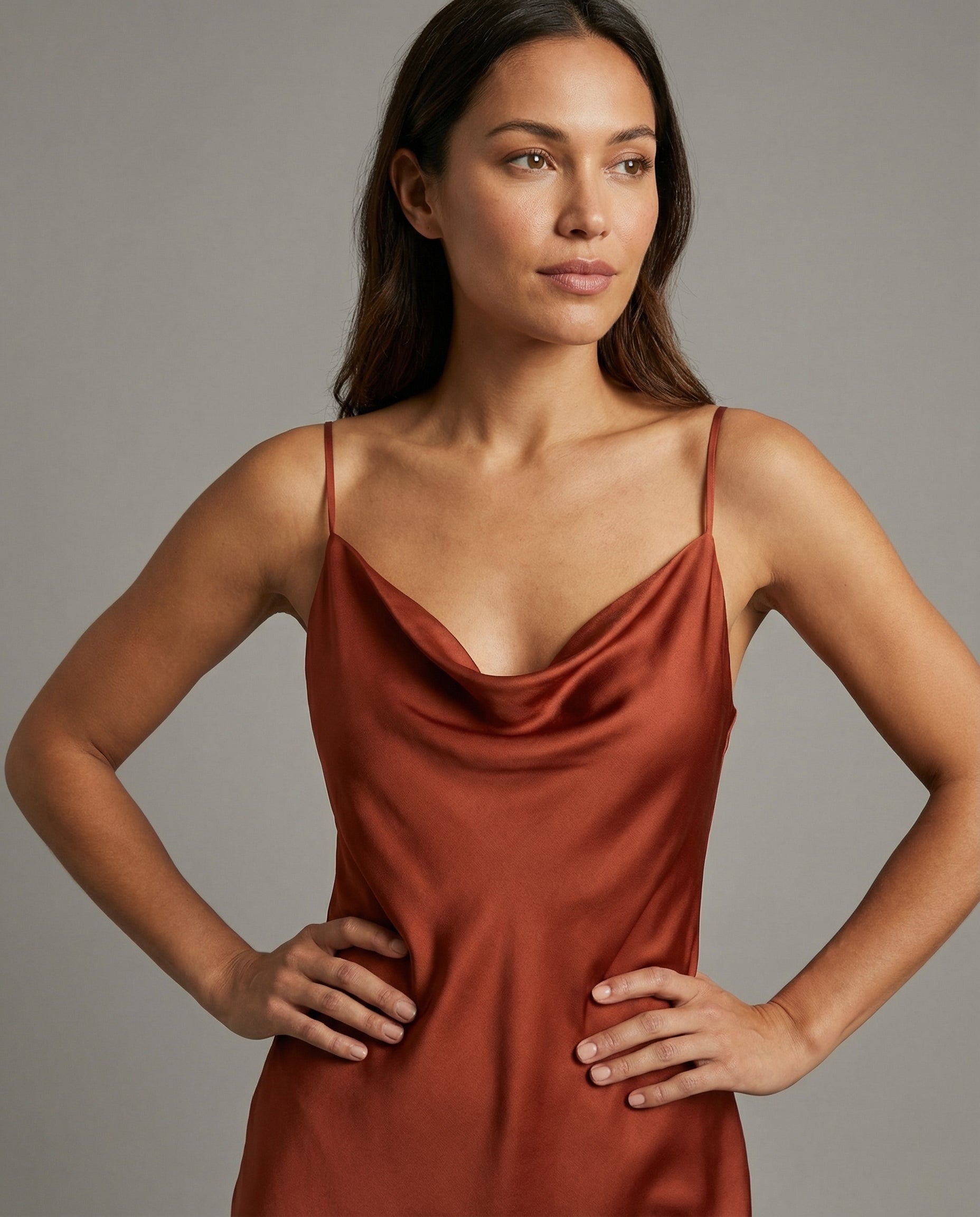 Heidi | Sommerkjole i 100% Silke Satin med Justerbare Spaghetti Stropper | Elegant Slip-Kjole til Sommerfester 2