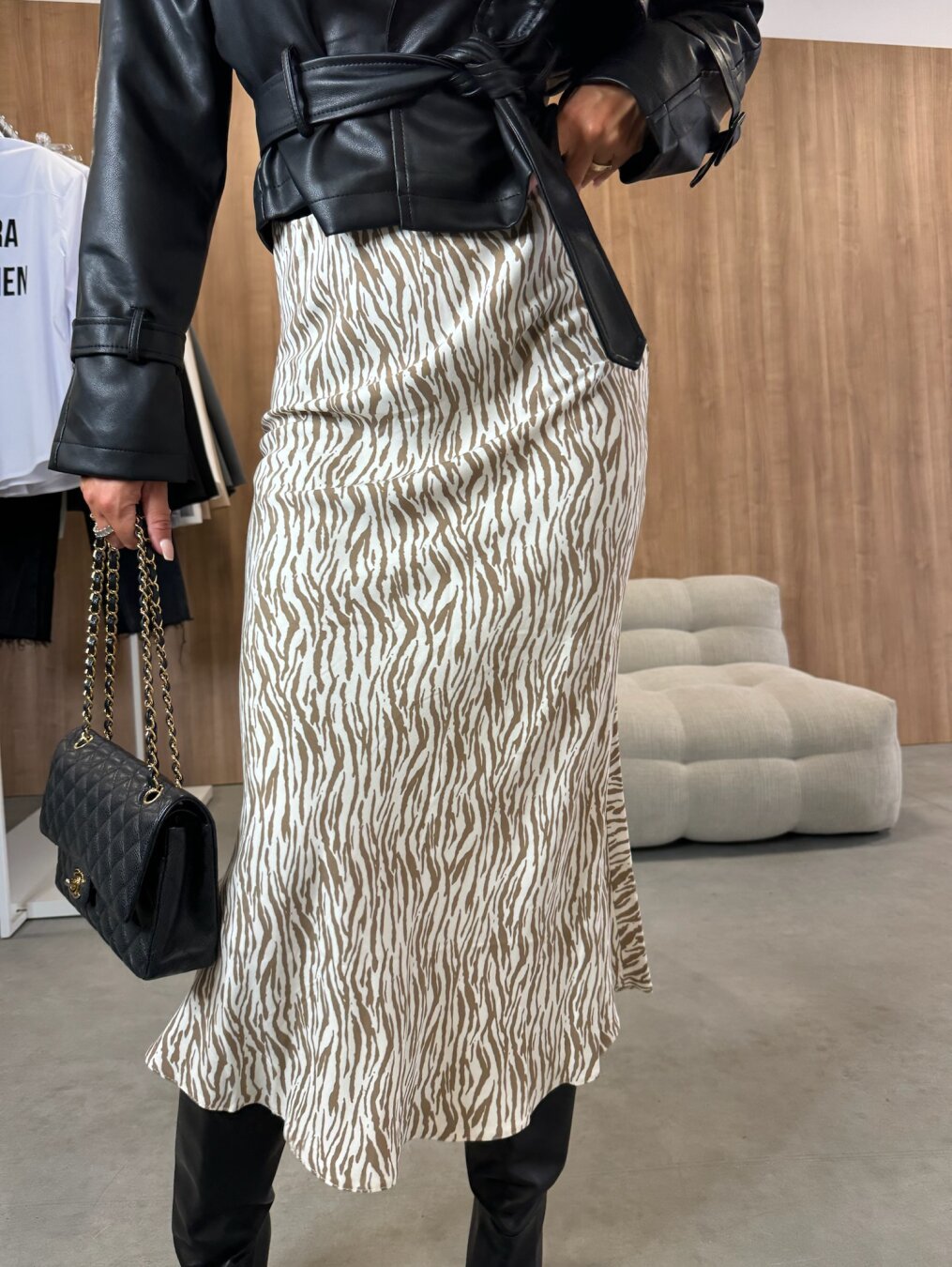 Elegant A-Line Midi Nederdel med Leopardprint og Flatterende Pasform | Komfortabel Stil til Hverdag og Aften 4