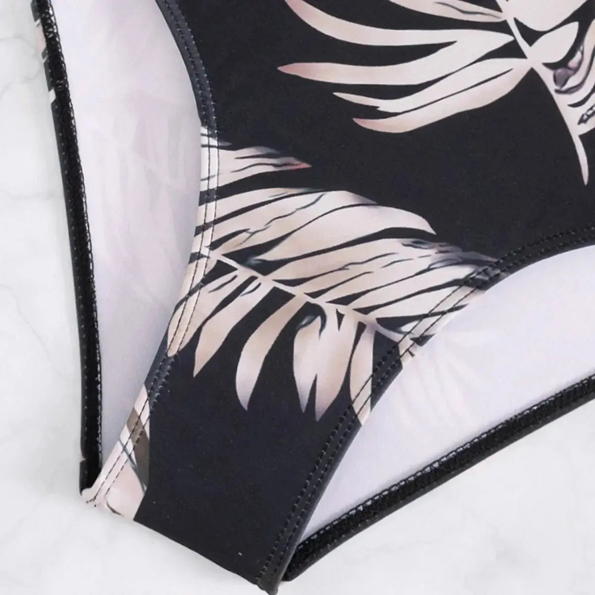Moderne Bikini Sæt | Slim Fit Badetøj med Krydsdetaljer | Trendy Print til Sommer Strand og Pool 4