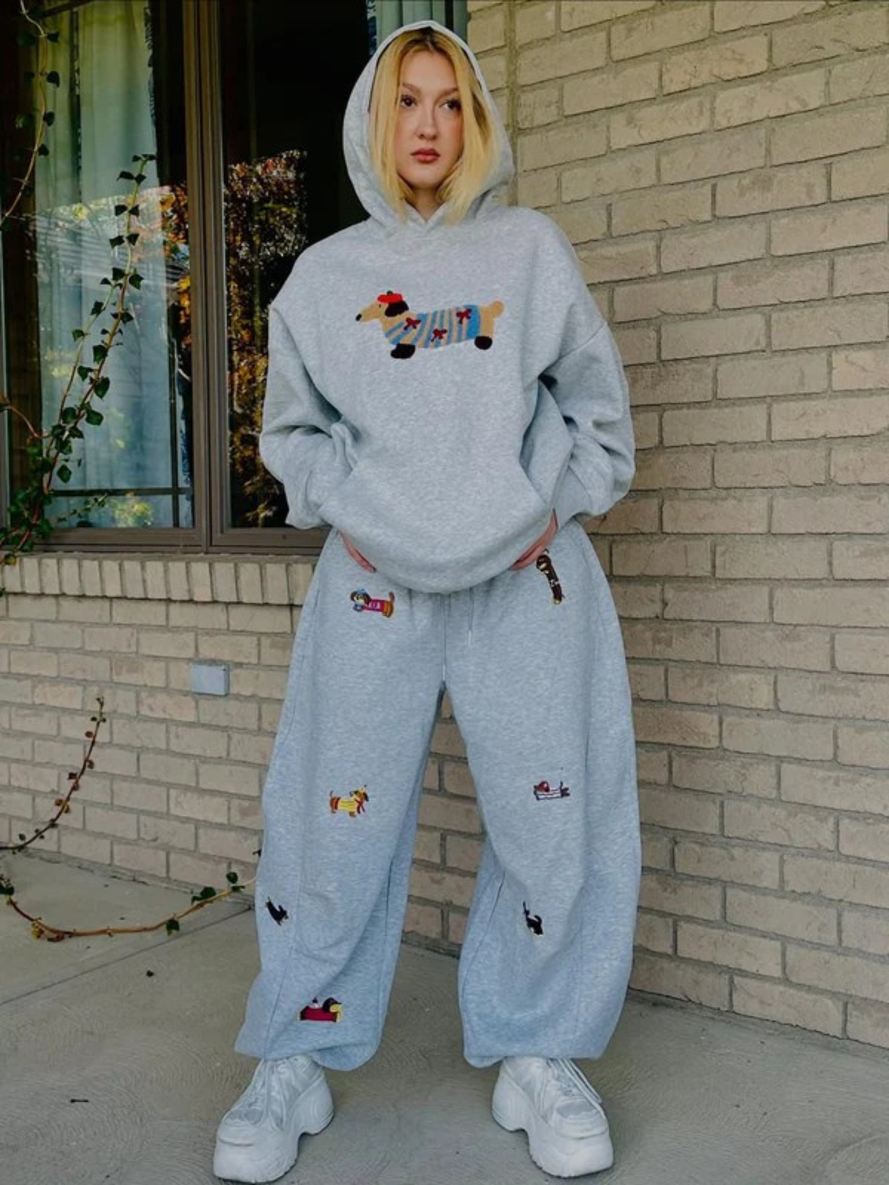 Nora Barrel Sweatpants Dame – Høj Talje med Broderet Hund
