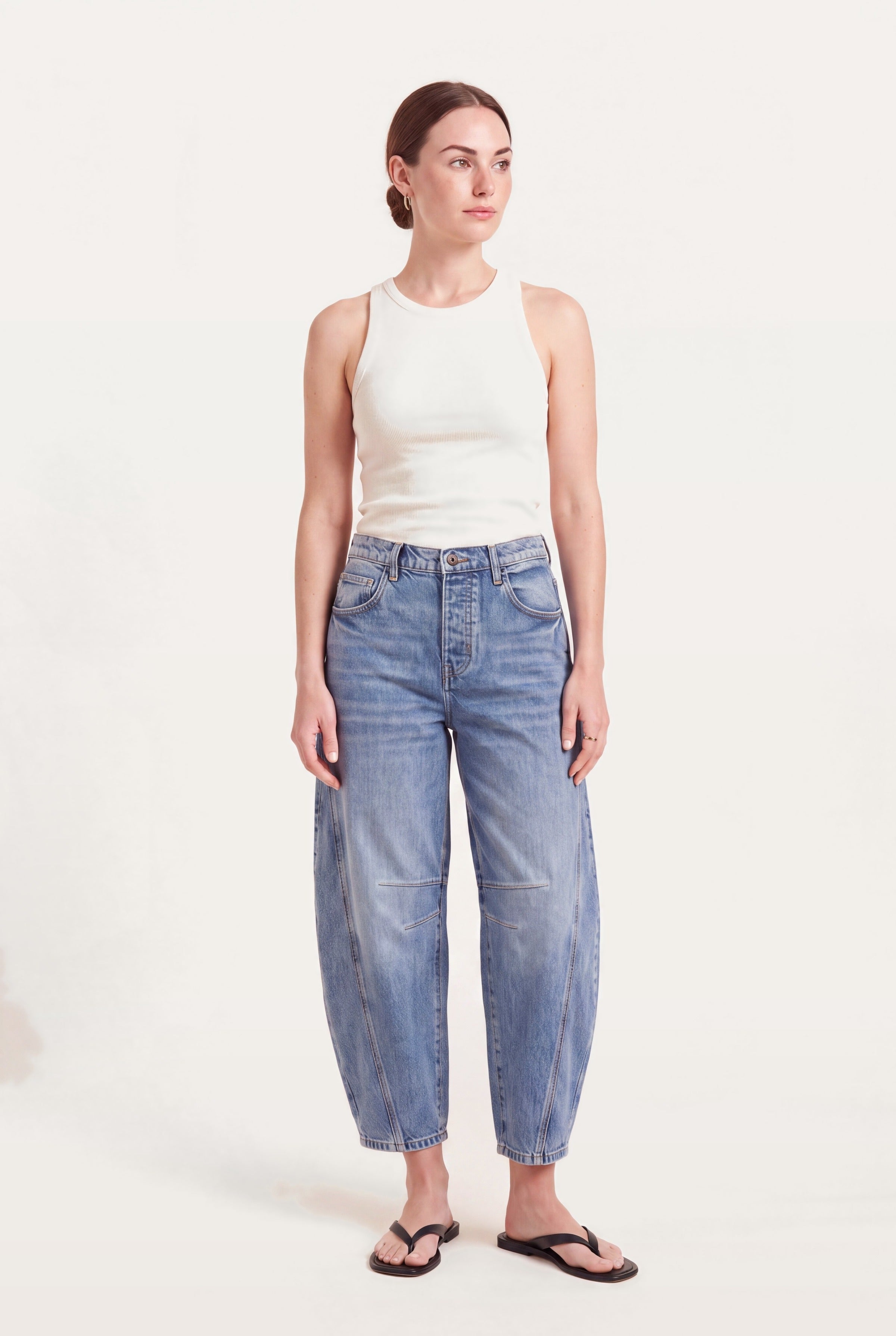 Barrel leg jeans dame i blå denim forfra, buet barrel-ben og ankellængde