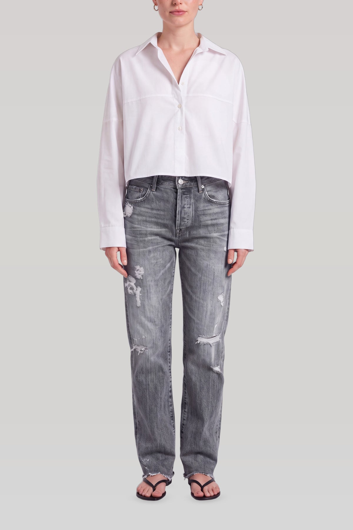 Grå ripped jeans dame set forfra med knaplukning og slidte detaljer