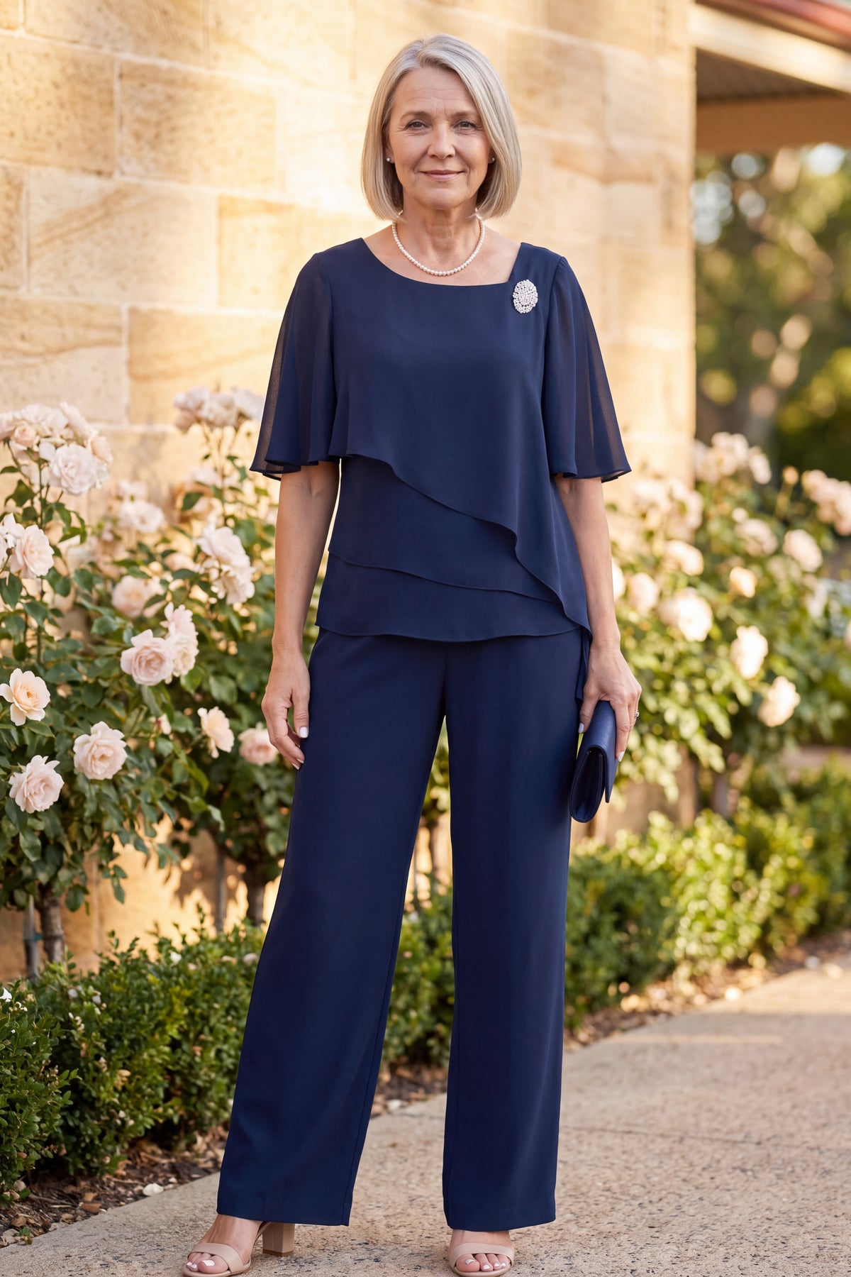 Navy chiffon buksesæt båret til bryllupsfest udendørs
