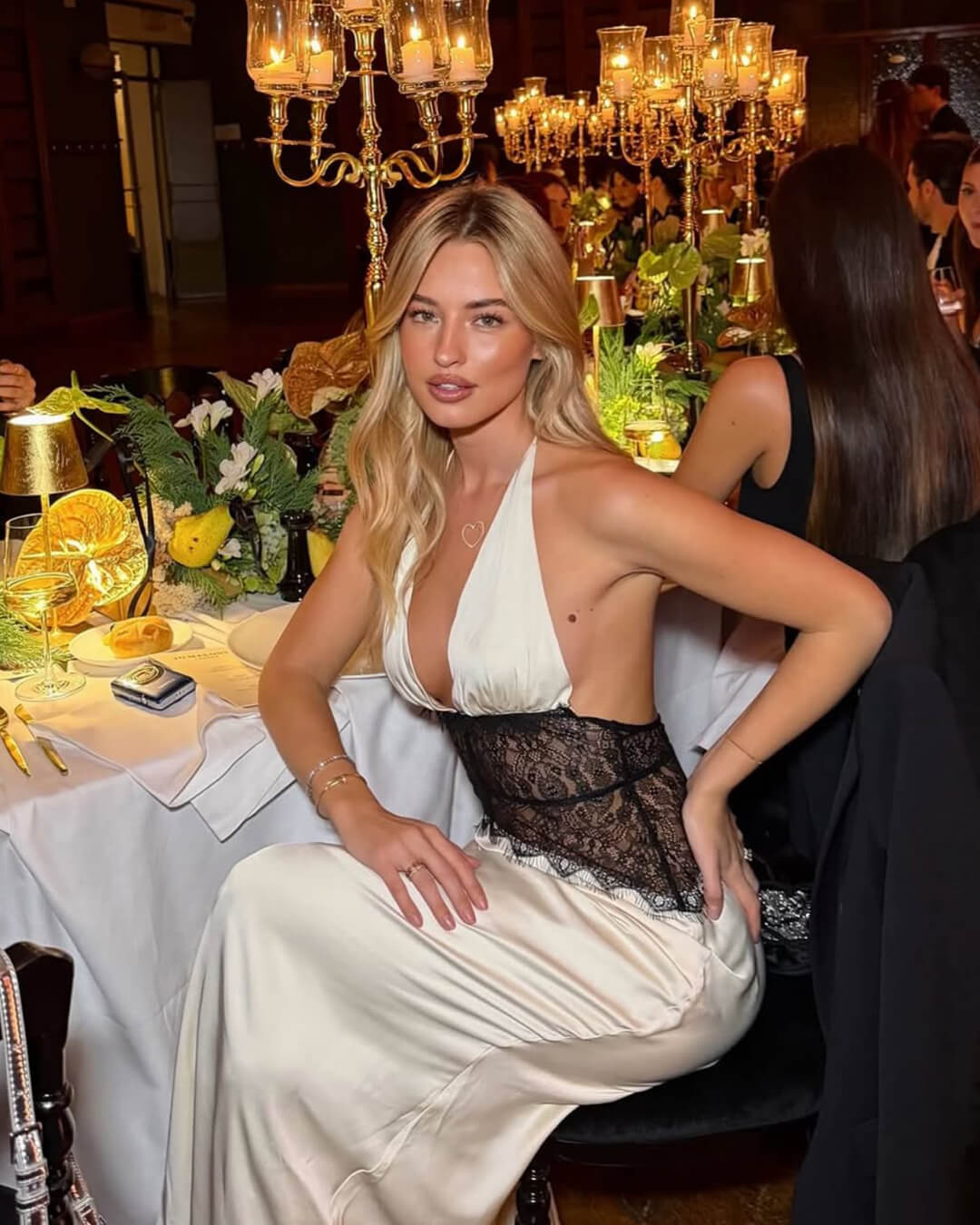 Satynowa Sukienka Maxi Damska – Halter, Koronkowa Talia, Odkryte Plecy