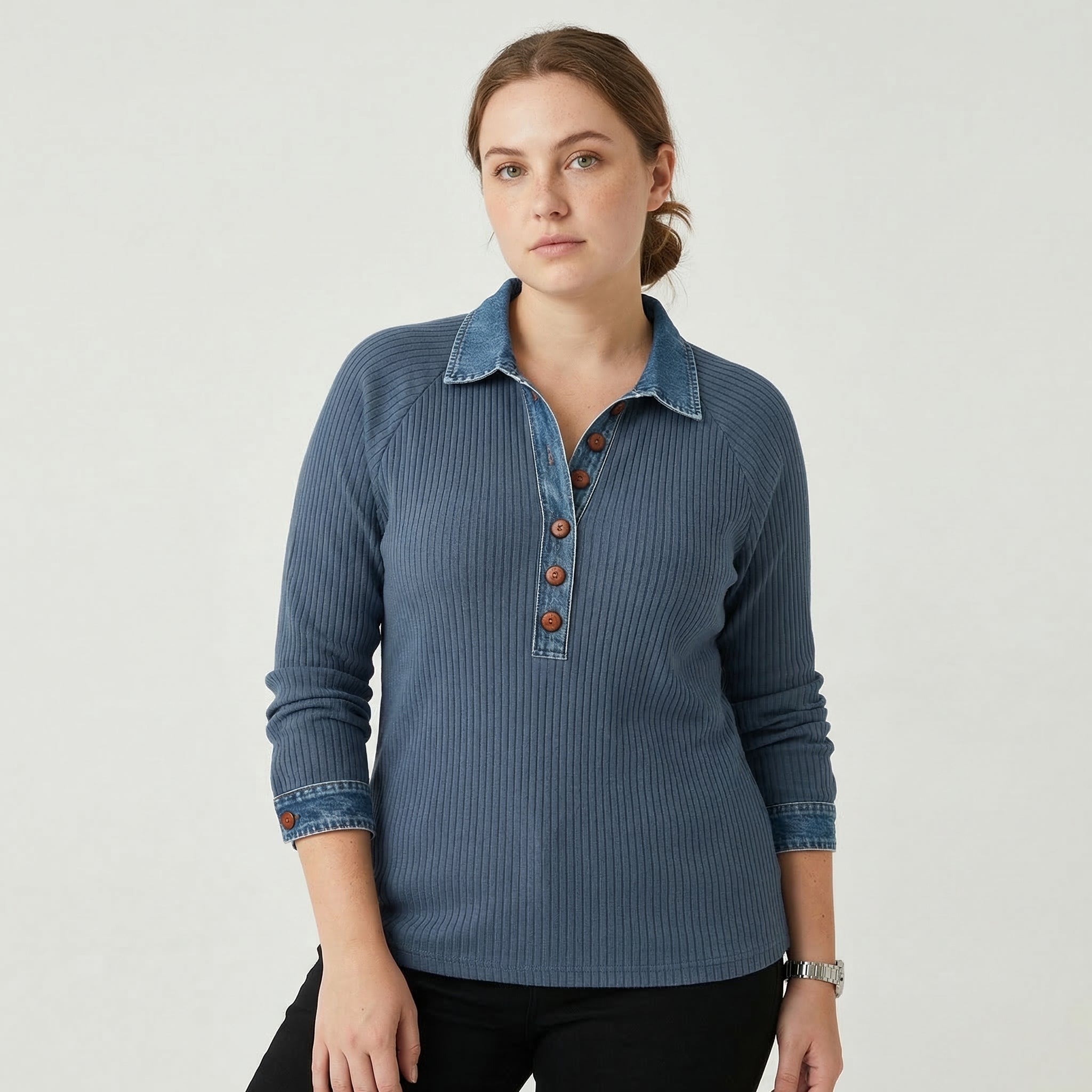 Lioré Striktop Dame – Ribstrik med Denimdetalje og Knapper