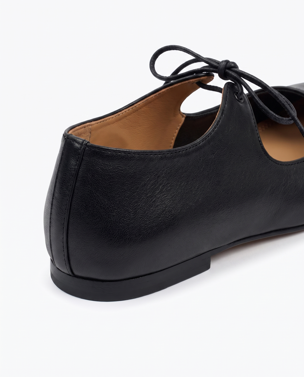 Tabi ballerina sko dame i blødt læder – sort med snørebånd, detalje af hæl