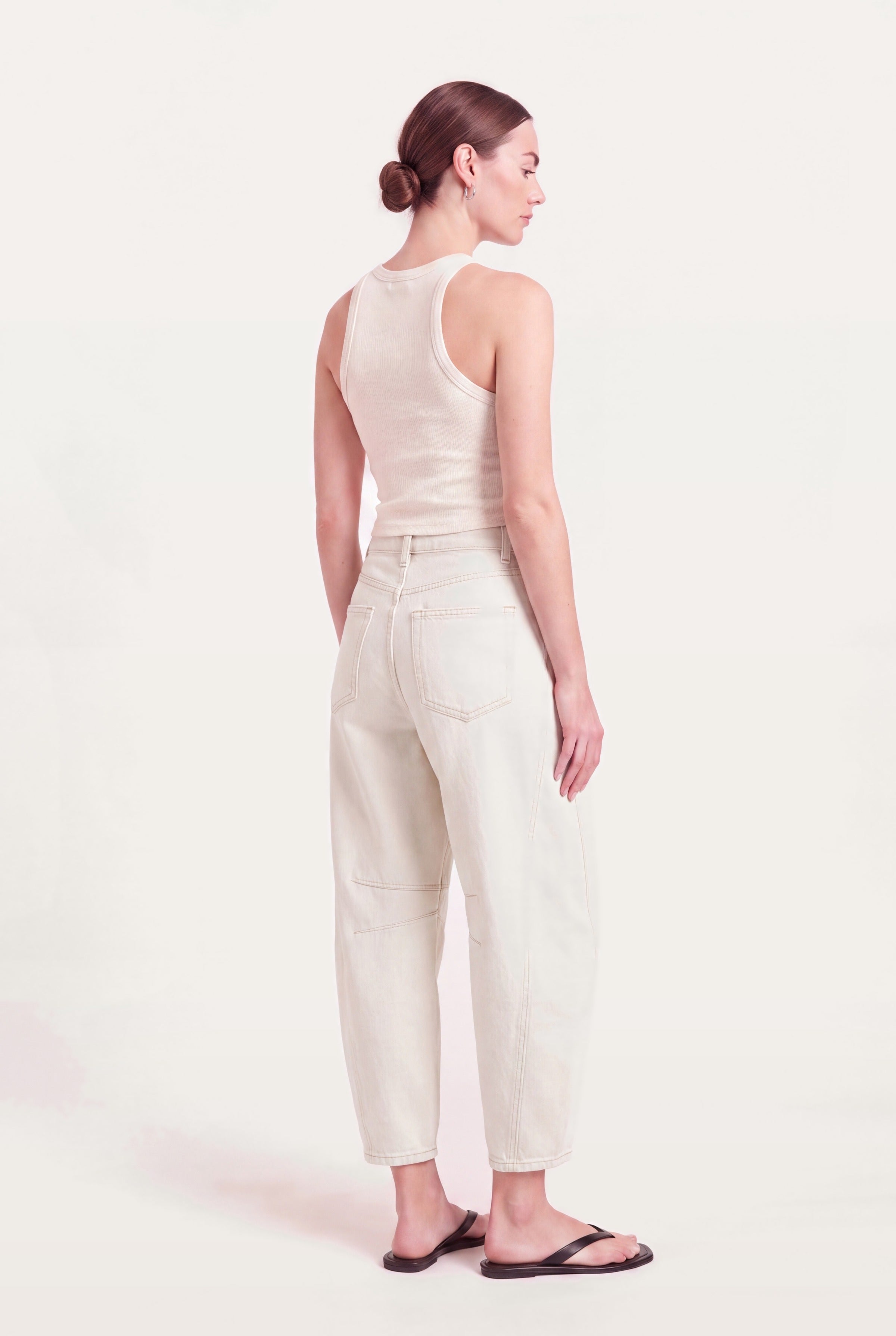 Barrel leg jeans dame i hvid denim set bagfra med to påsyede baglommer