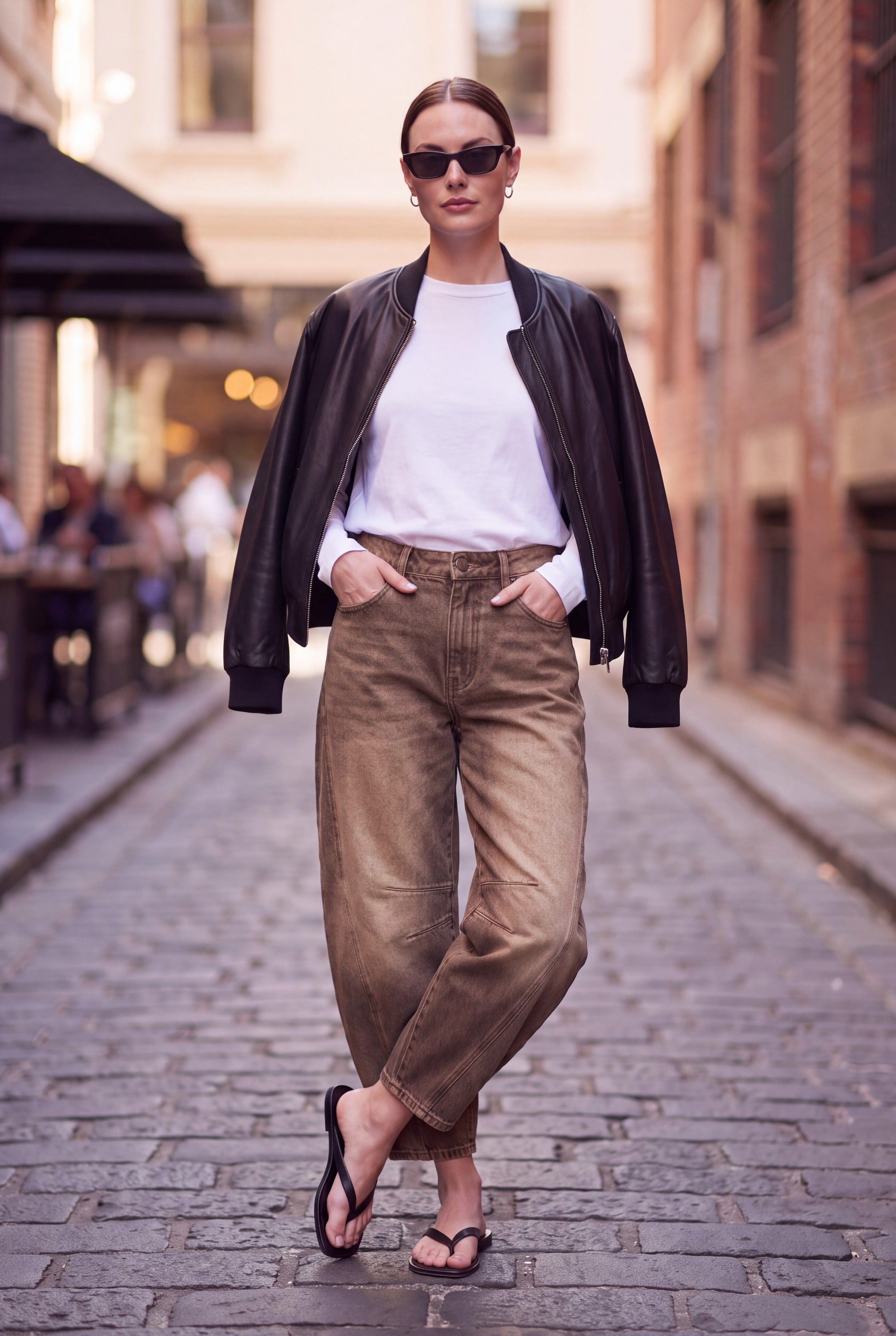Barrel leg jeans dame i brun denim styles med hvid T-shirt og sort læderjakke