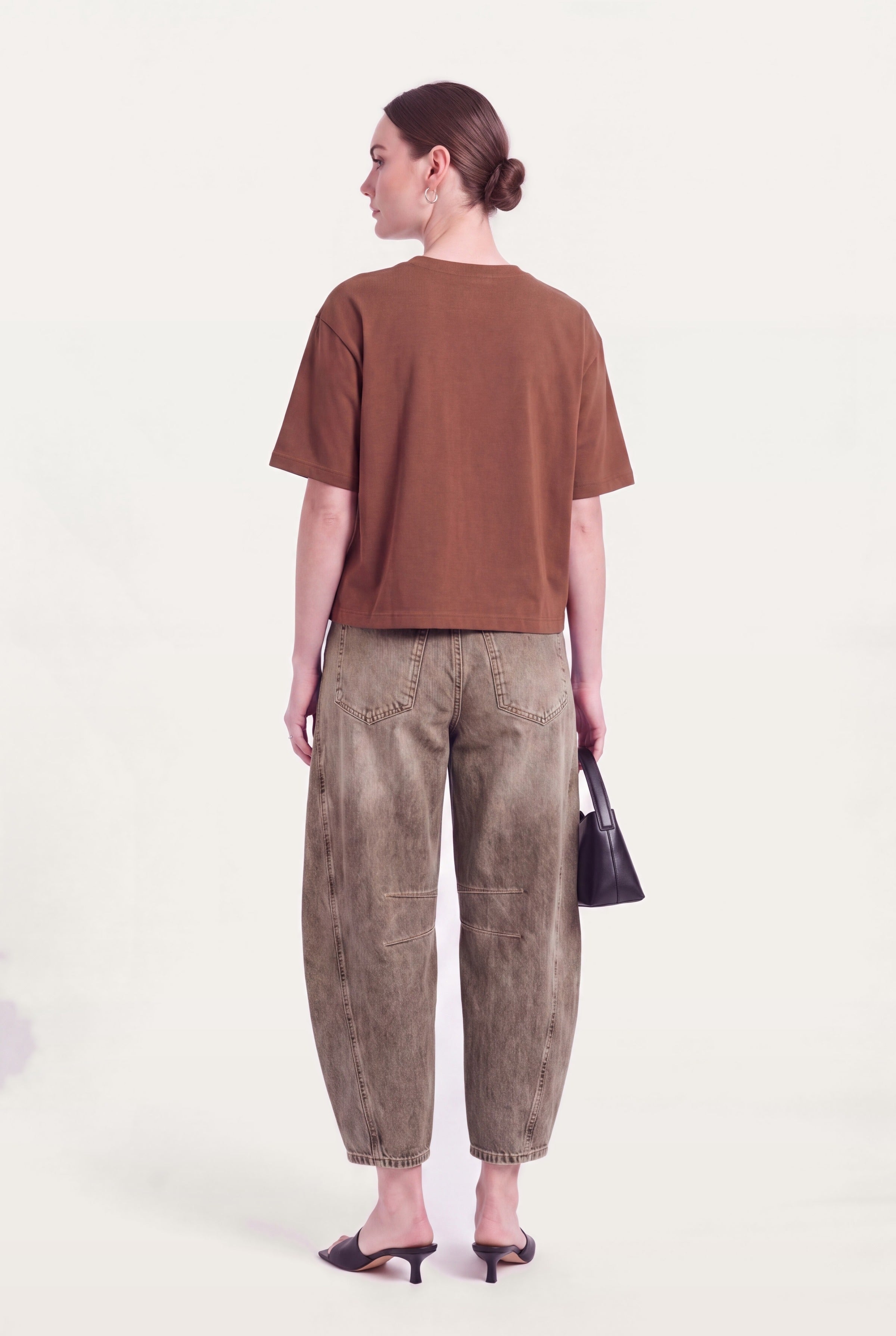 Barrel leg jeans dame i brun denim set bagfra styles med brun top og hæle