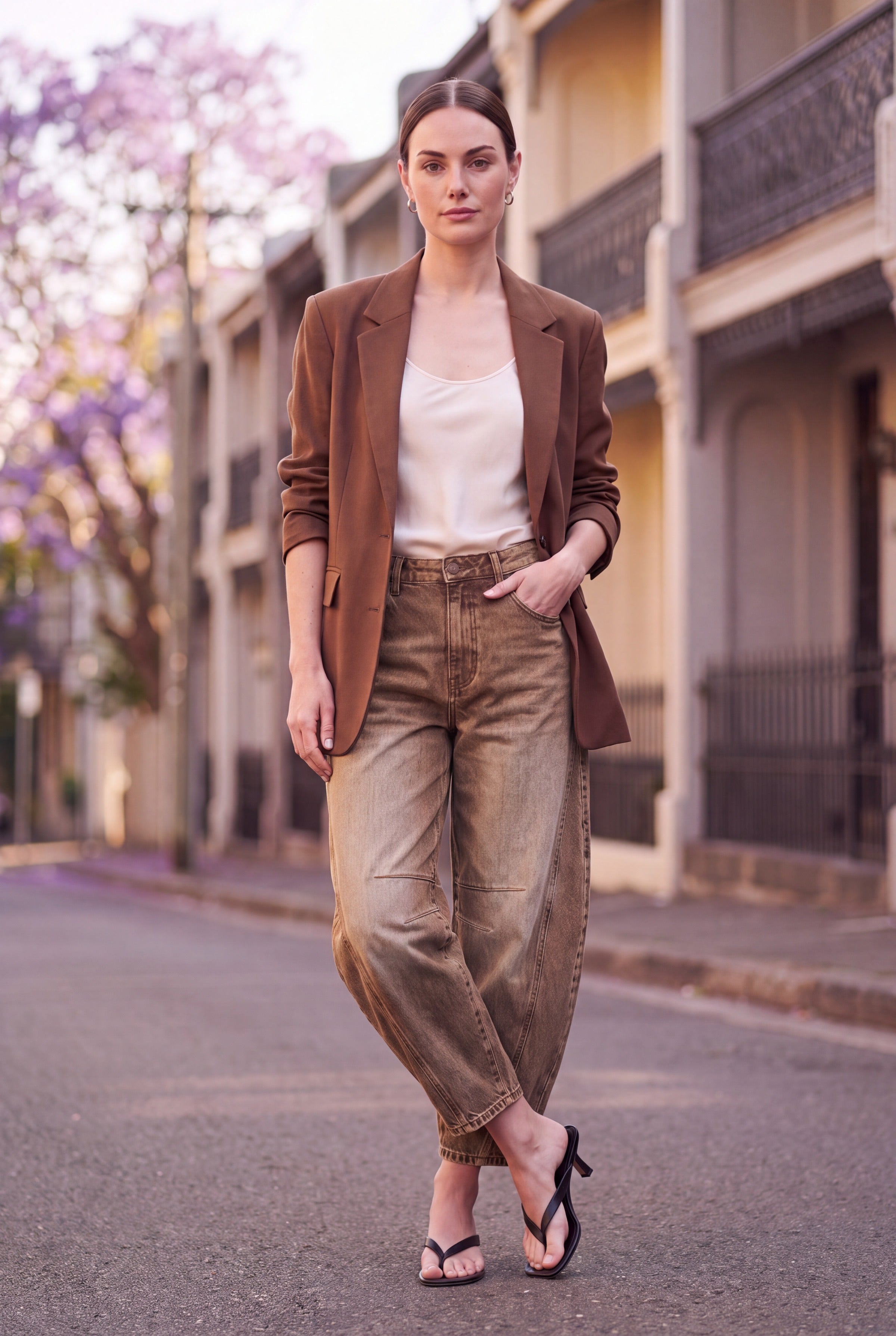 Barrel leg jeans dame i brun denim styles med brun blazer og creme silketop