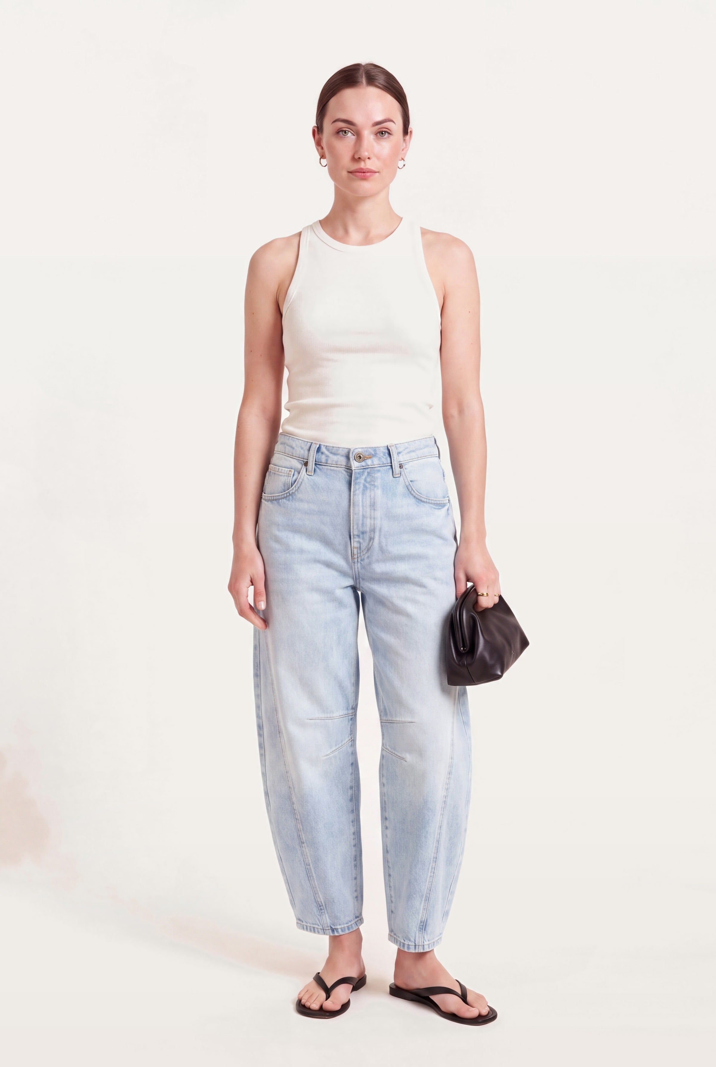 Barrel leg jeans dame i lyseblå denim med mellemhøj talje, set forfra i fuld længde
