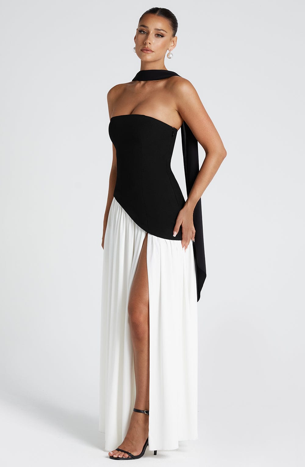 Maliyah | Sort Lang Kjole Maxi med Bustier-Overdel og Høj Slids | Bicolor Design til Sommerfest 5