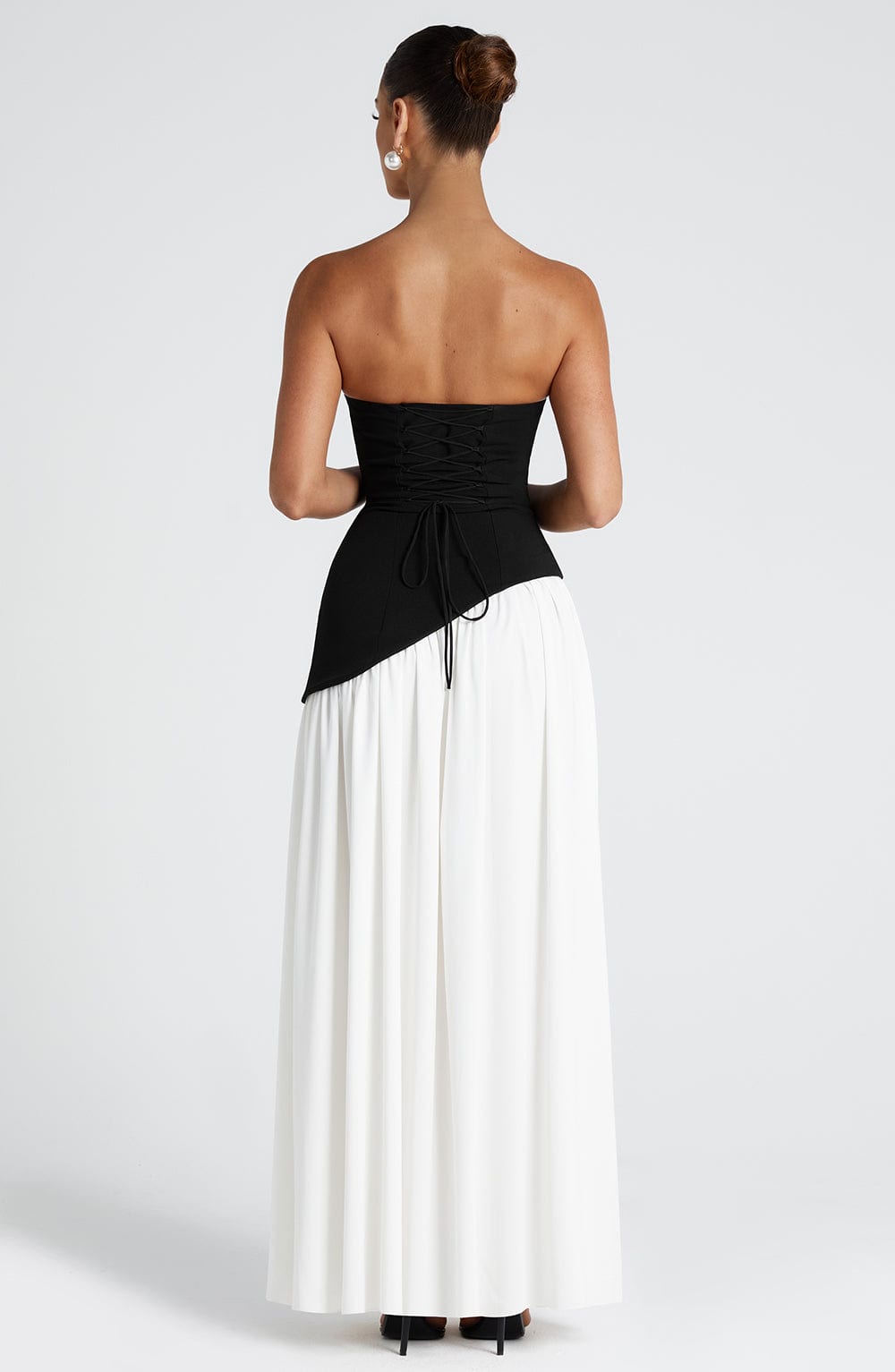Maliyah | Sort Lang Kjole Maxi med Bustier-Overdel og Høj Slids | Bicolor Design til Sommerfest 2