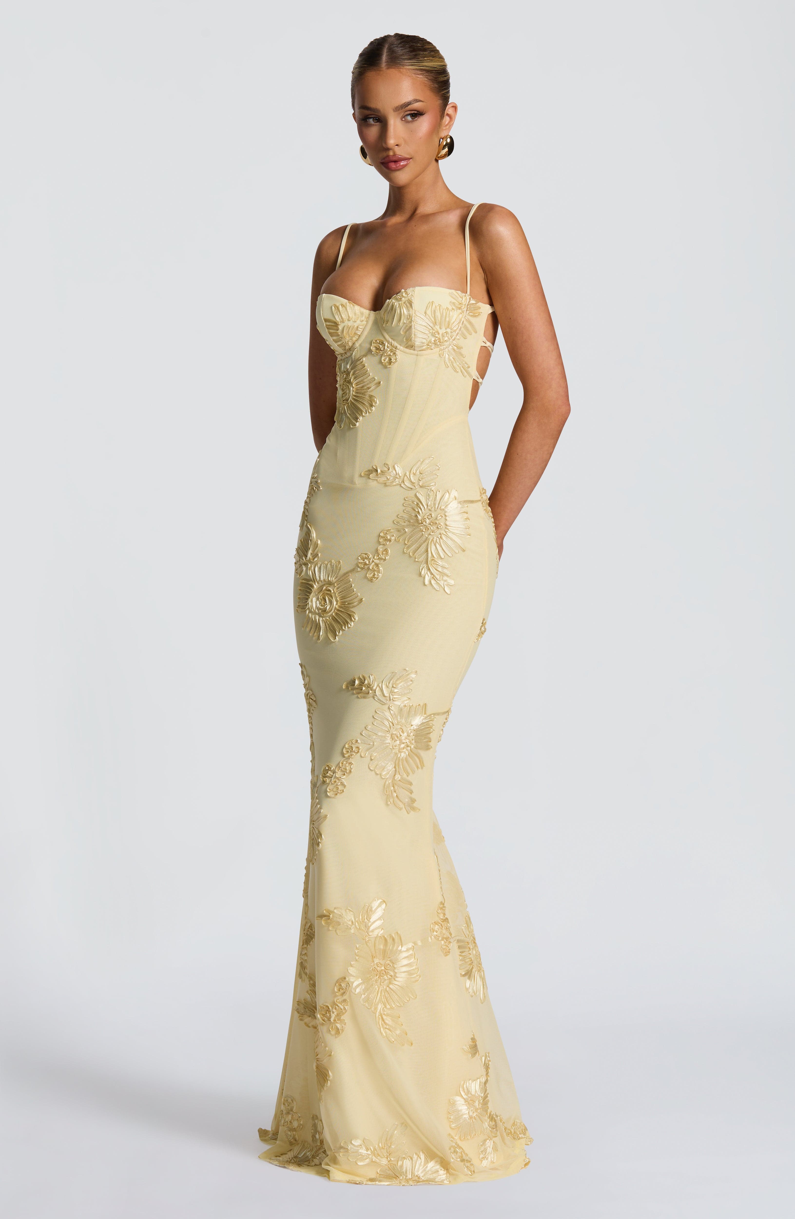 Nefertiti | Maxi Kjole med Blomster-Broderi & Åben Snøre-Ryg | Elegant Festkjole til Sommerbryllup 6