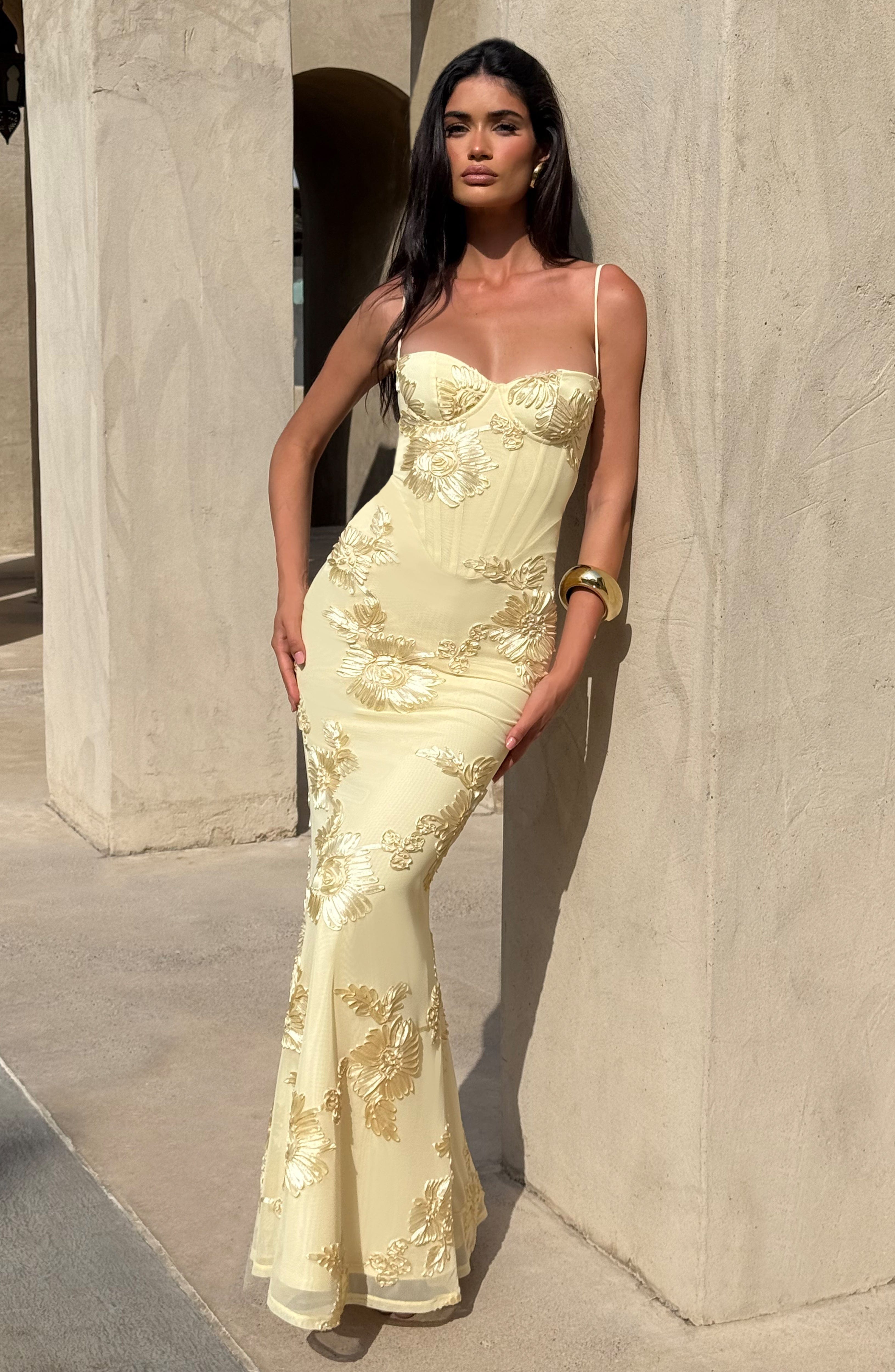Nefertiti | Maxi Kjole med Blomster-Broderi & Åben Snøre-Ryg | Elegant Festkjole til Sommerbryllup 5
