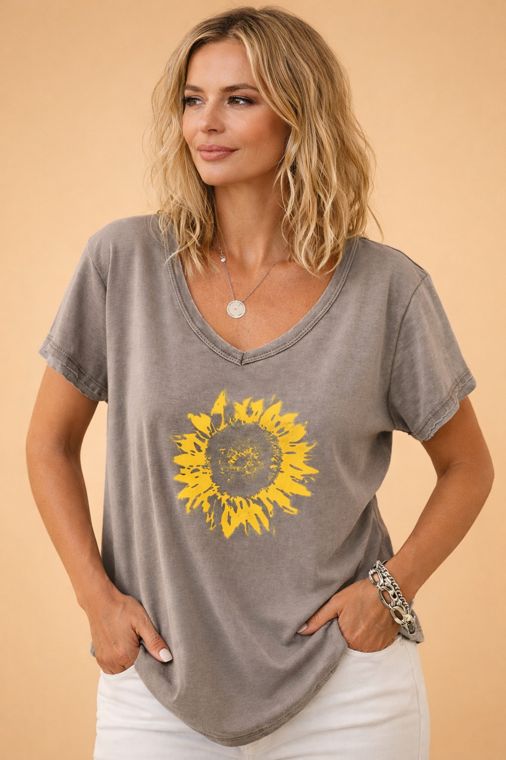 Diana | Solsikke V-hals T-shirt til Dame med Afslappet Pasform | Blød Bomuldsblanding til Sommerens Komfort 3