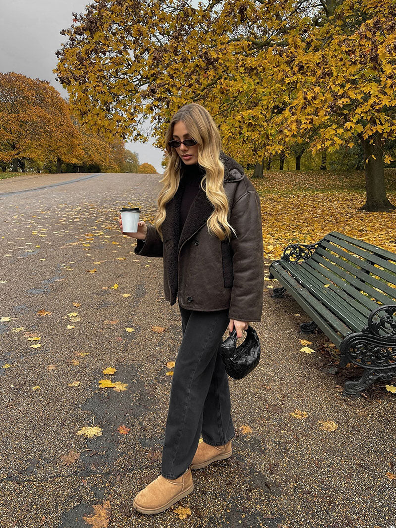 Trine | Cropped Biker Jakke i Brunt Kunstlæder med Asymmetrisk Lynlås | Fitted Design til Forår og Efterår 6