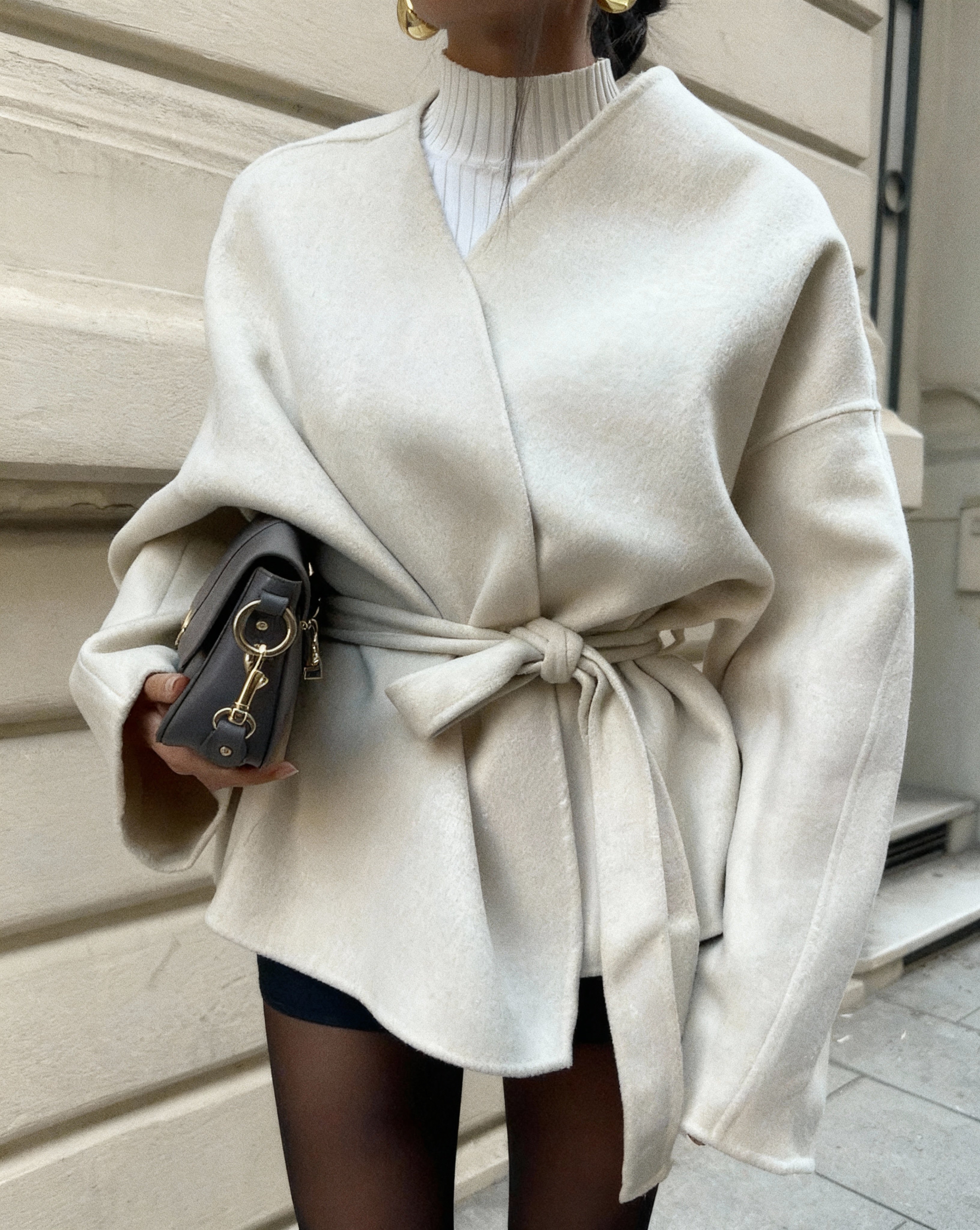Helle | Tailored Frakke Dame i Beige med Selvbindende Bælte | Elegant Silhuet til Efterår og Vinter 3