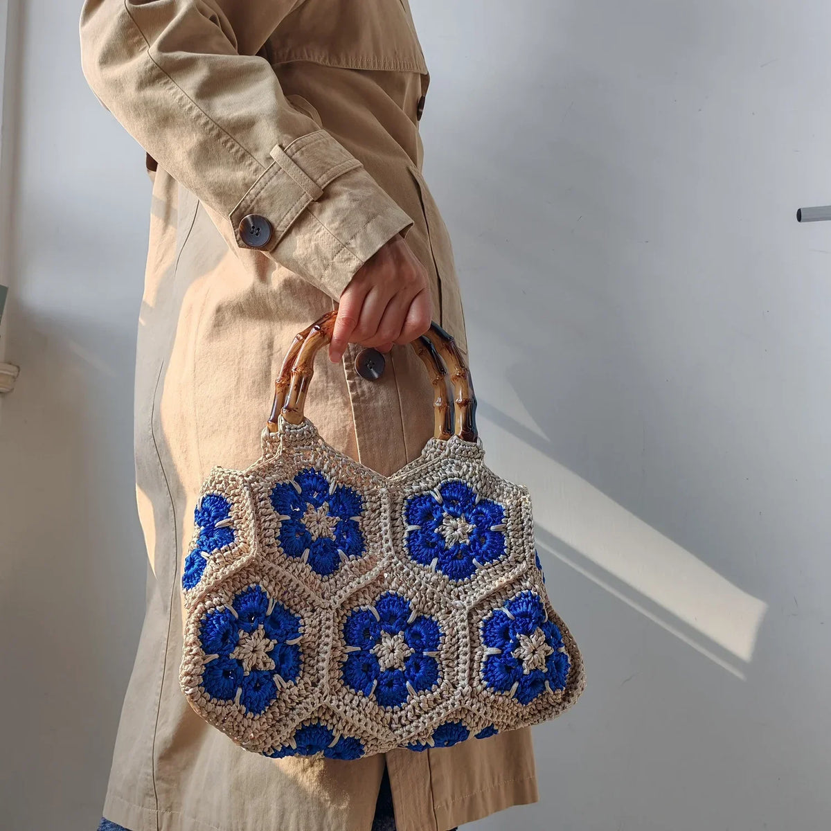 Hæklet Håndtaske Dame – Blomstret Sommertaske med Bambushank