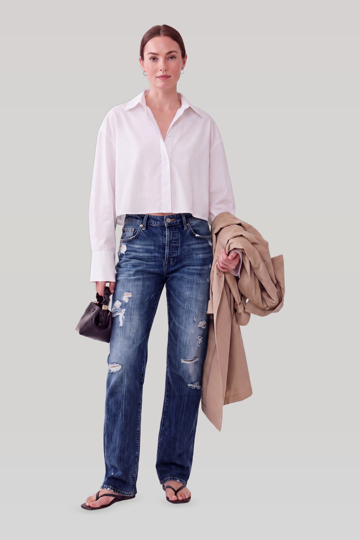 Mørkeblå ripped jeans dame med straight ben, stylet med hvid skjorte og trenchcoat