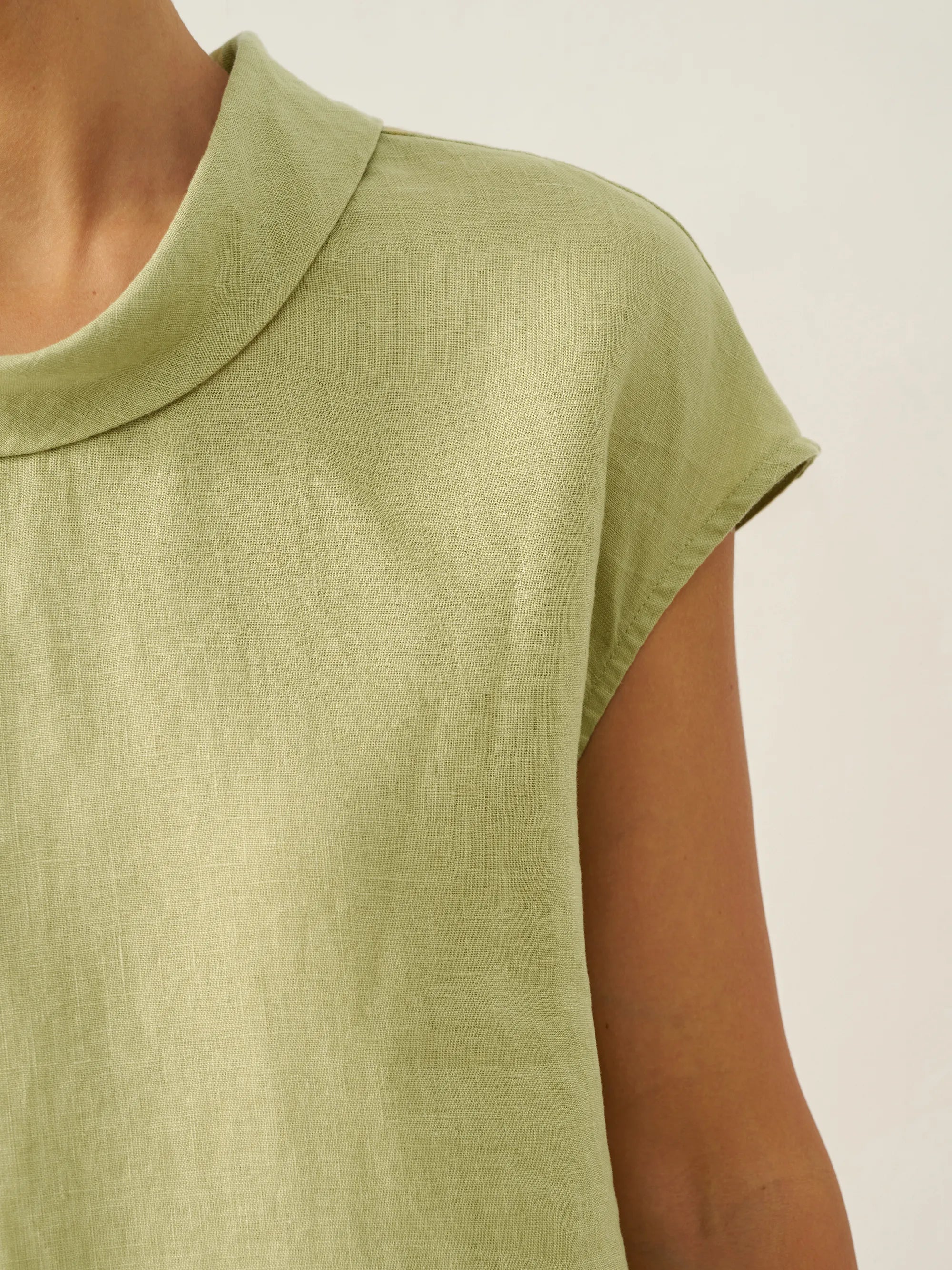 Yvonne Hørtop Dame – Cap Sleeve med Blød Kravefold i 100% Hør