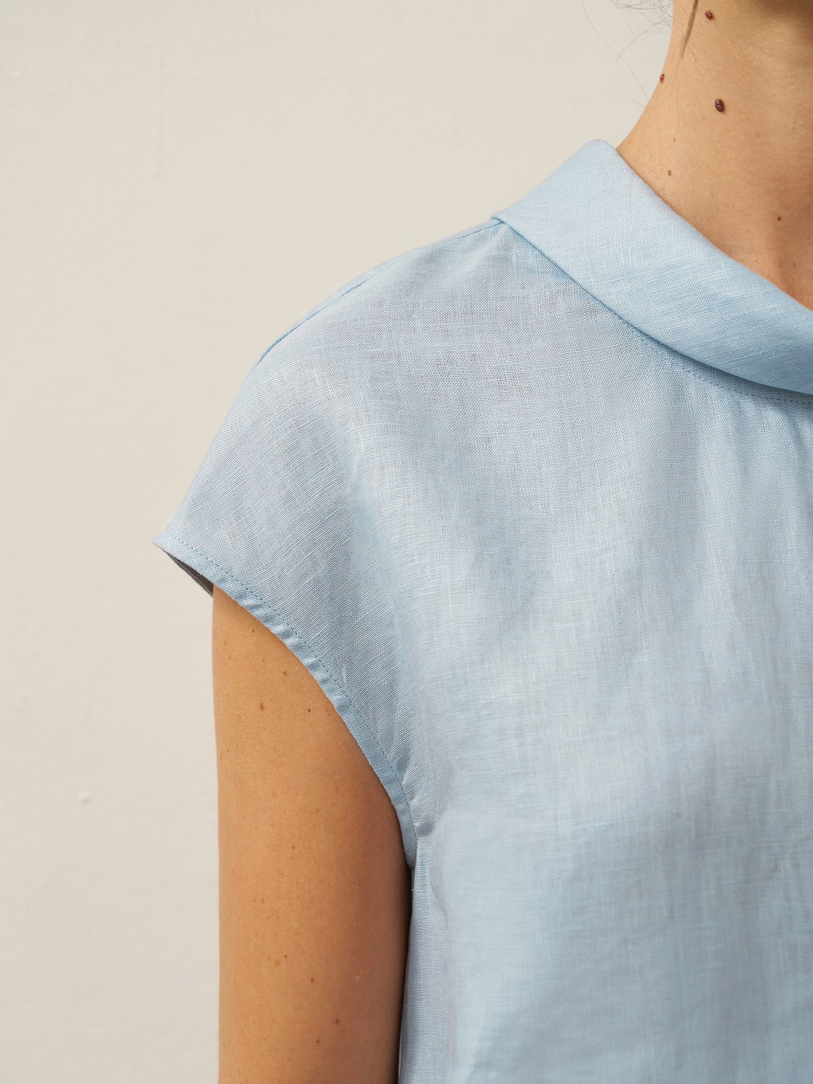Yvonne Hørtop Dame – Cap Sleeve med Blød Kravefold i 100% Hør