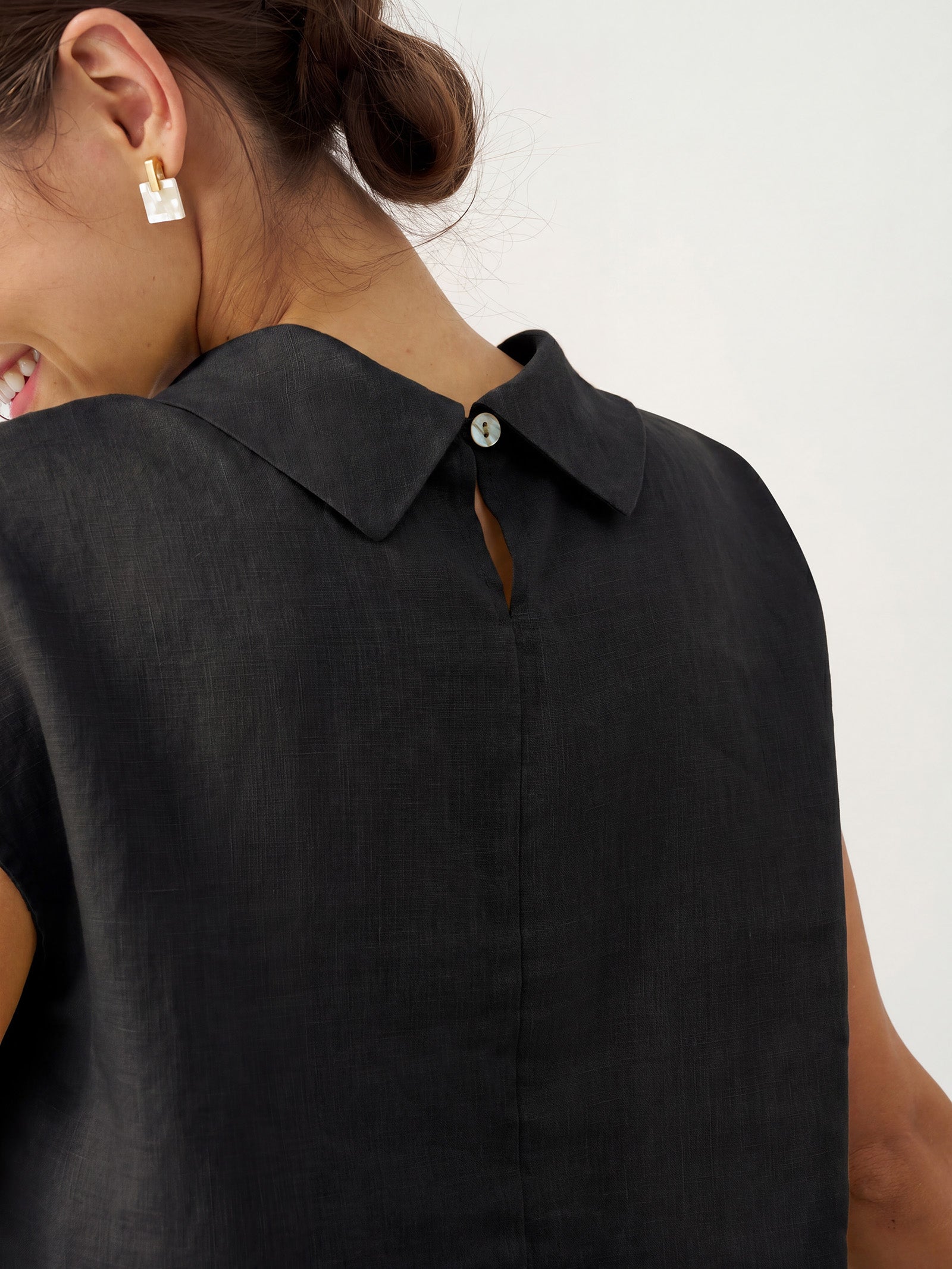 Yvonne Hørtop Dame – Cap Sleeve med Blød Kravefold i 100% Hør