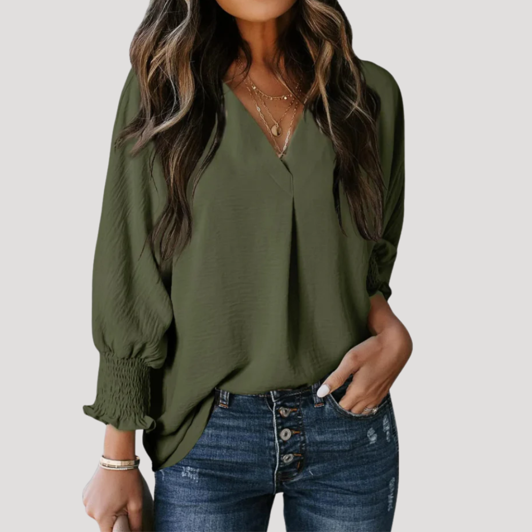 Astrid | Hvid Bluse Dame med V-Hals & Smocket Manchetter | Løs Pasform til Komfortable Forårs- og Sommerdage 11