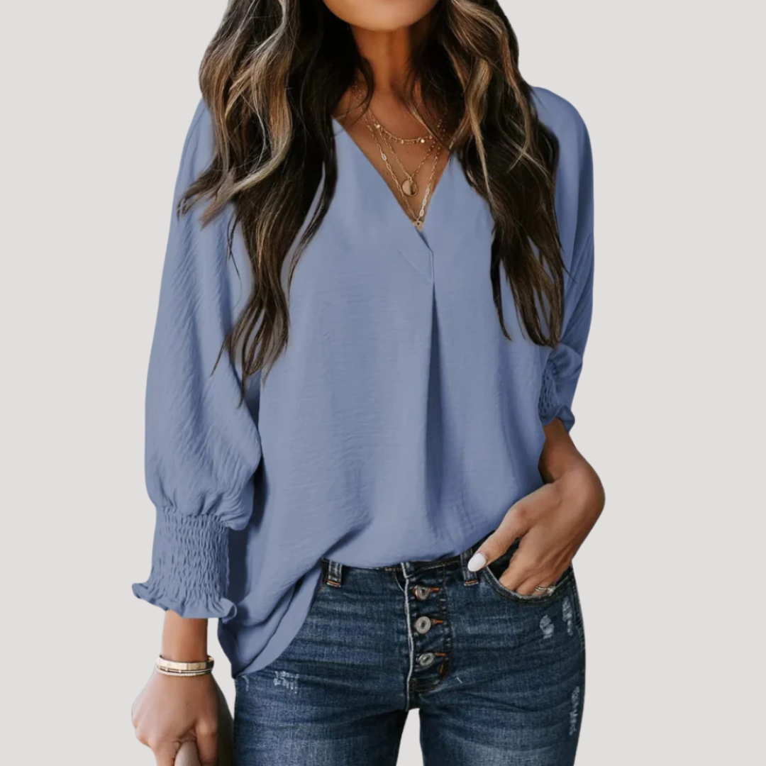 Astrid | Hvid Bluse Dame med V-Hals & Smocket Manchetter | Løs Pasform til Komfortable Forårs- og Sommerdage 12