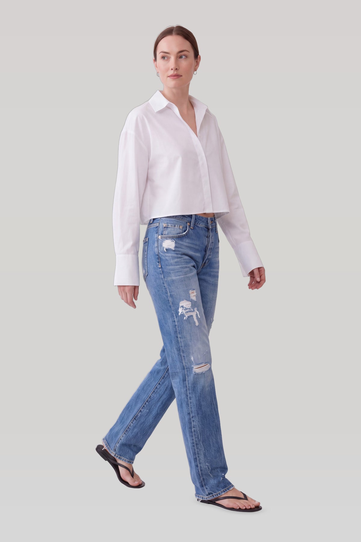 Blå straight jeans med slid, set fra siden i bevægelse