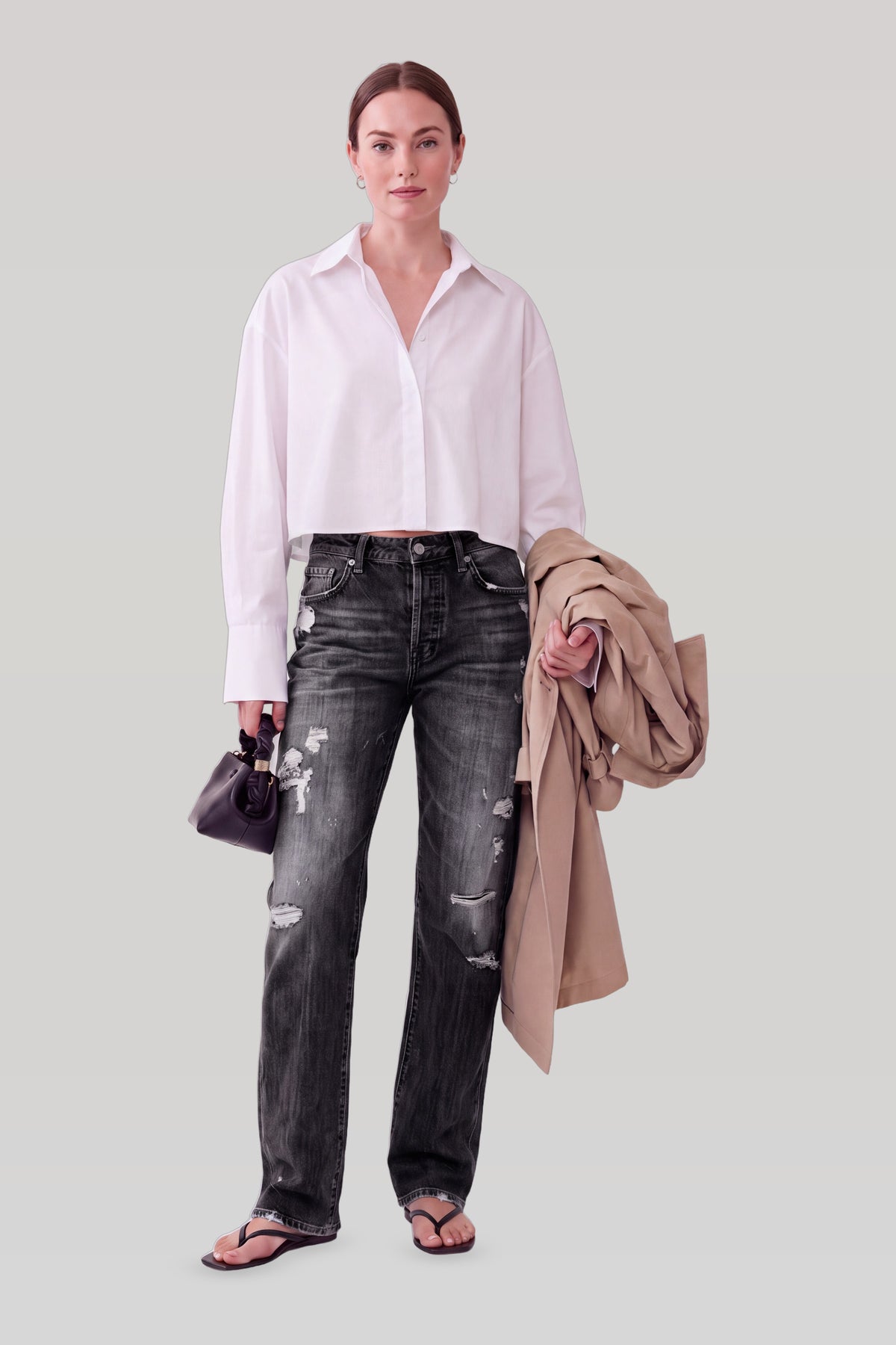 Sorte ripped jeans dame med straight ben, stylet med hvid skjorte og trenchcoat