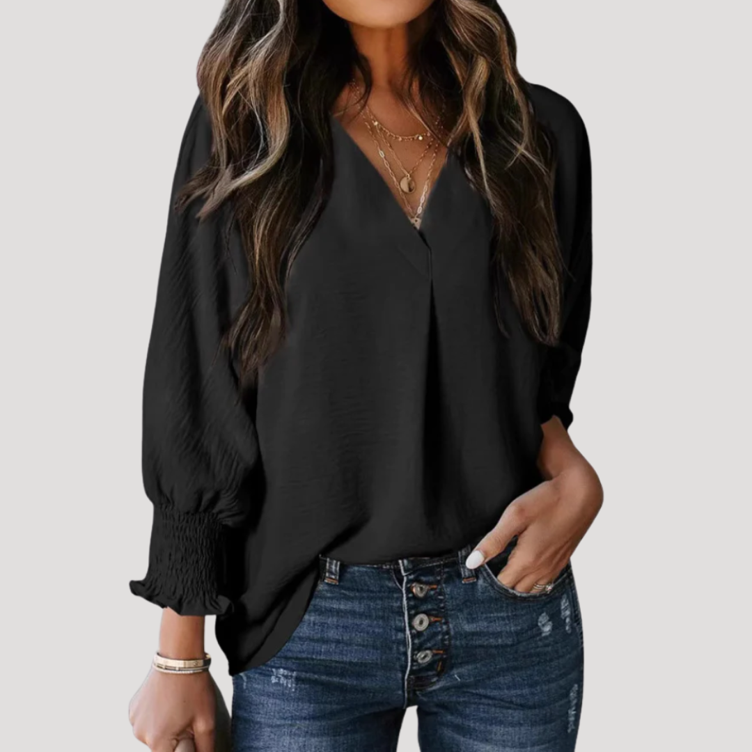 Astrid | Hvid Bluse Dame med V-Hals & Smocket Manchetter | Løs Pasform til Komfortable Forårs- og Sommerdage 2