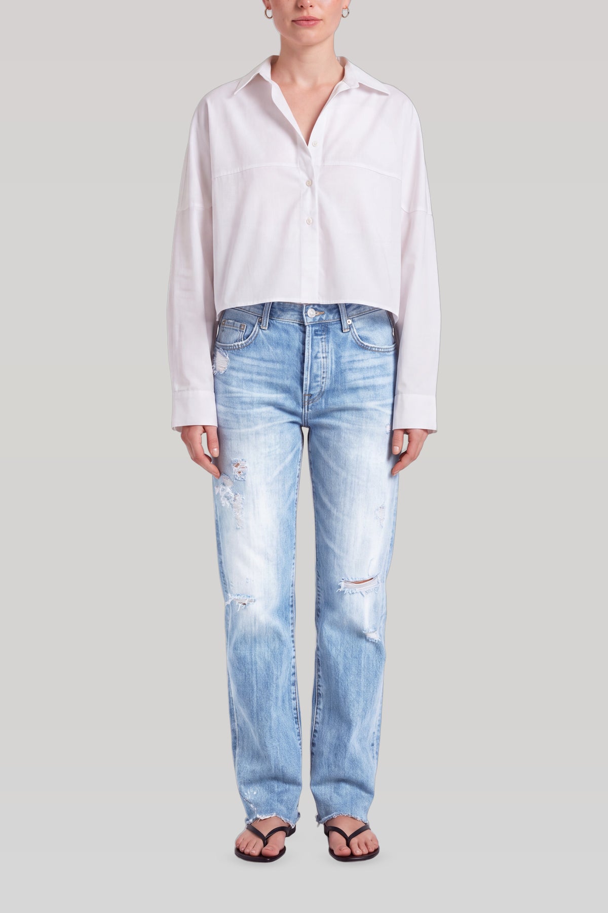 Lyseblå ripped jeans dame set forfra med knaplukning og slidte detaljer
