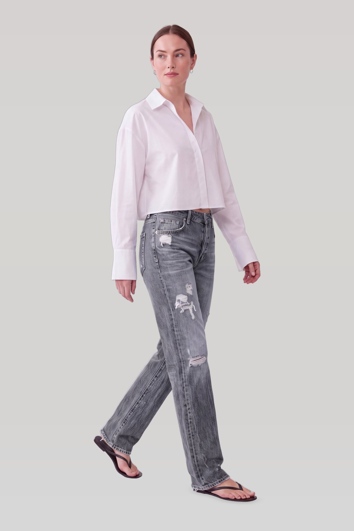 Grå straight jeans med slid, set fra siden i bevægelse