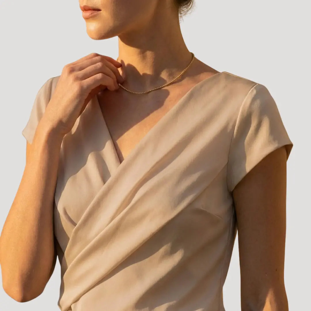 Elegant Slåom-Bluse til Kvinder med Draperet Design | Feminin V-Udskæring til Hverdag og Aften 3