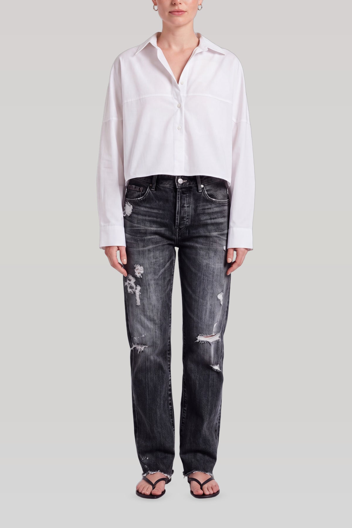 Sorte ripped jeans dame set forfra med knaplukning og slidte detaljer