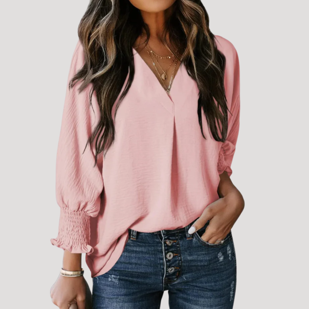 Astrid | Hvid Bluse Dame med V-Hals & Smocket Manchetter | Løs Pasform til Komfortable Forårs- og Sommerdage 6