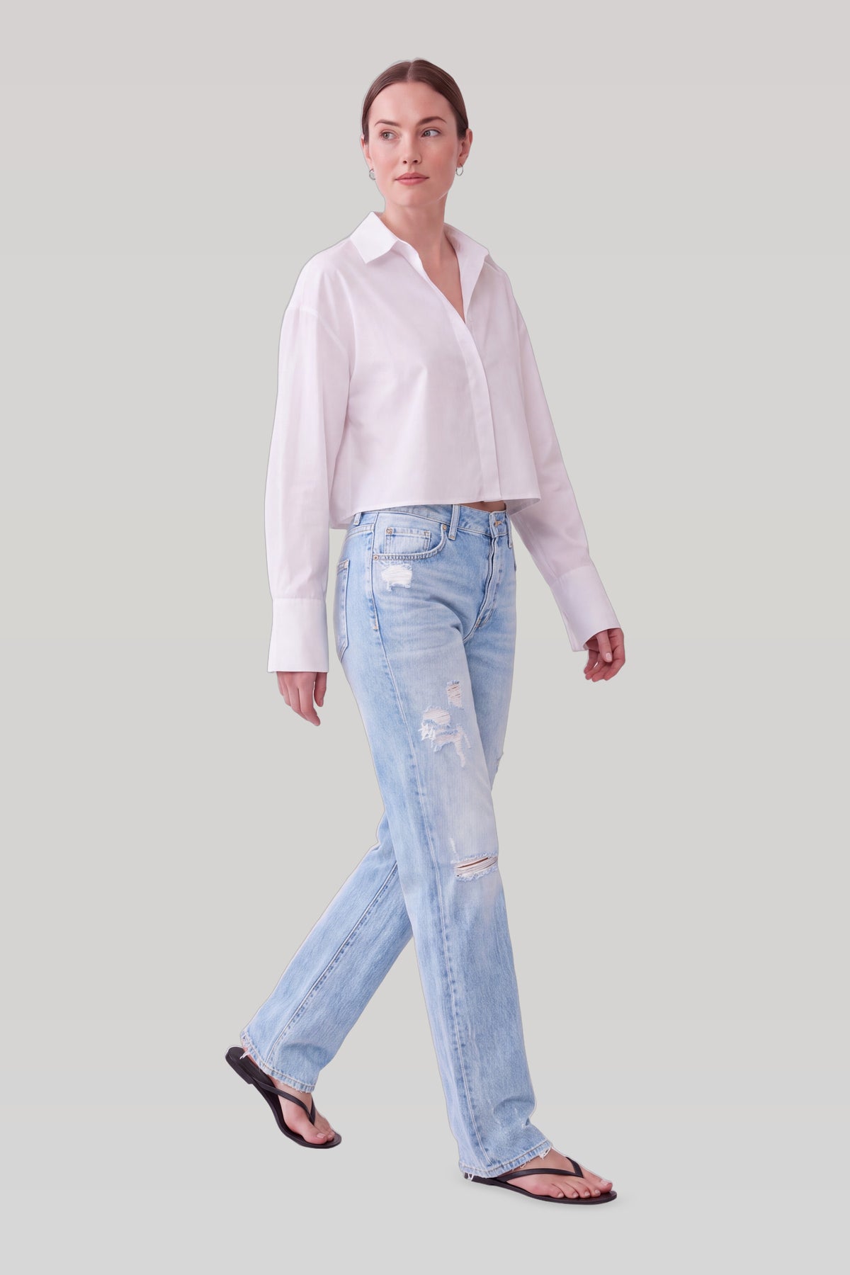 Lyseblå straight jeans med slid, set fra siden i bevægelse